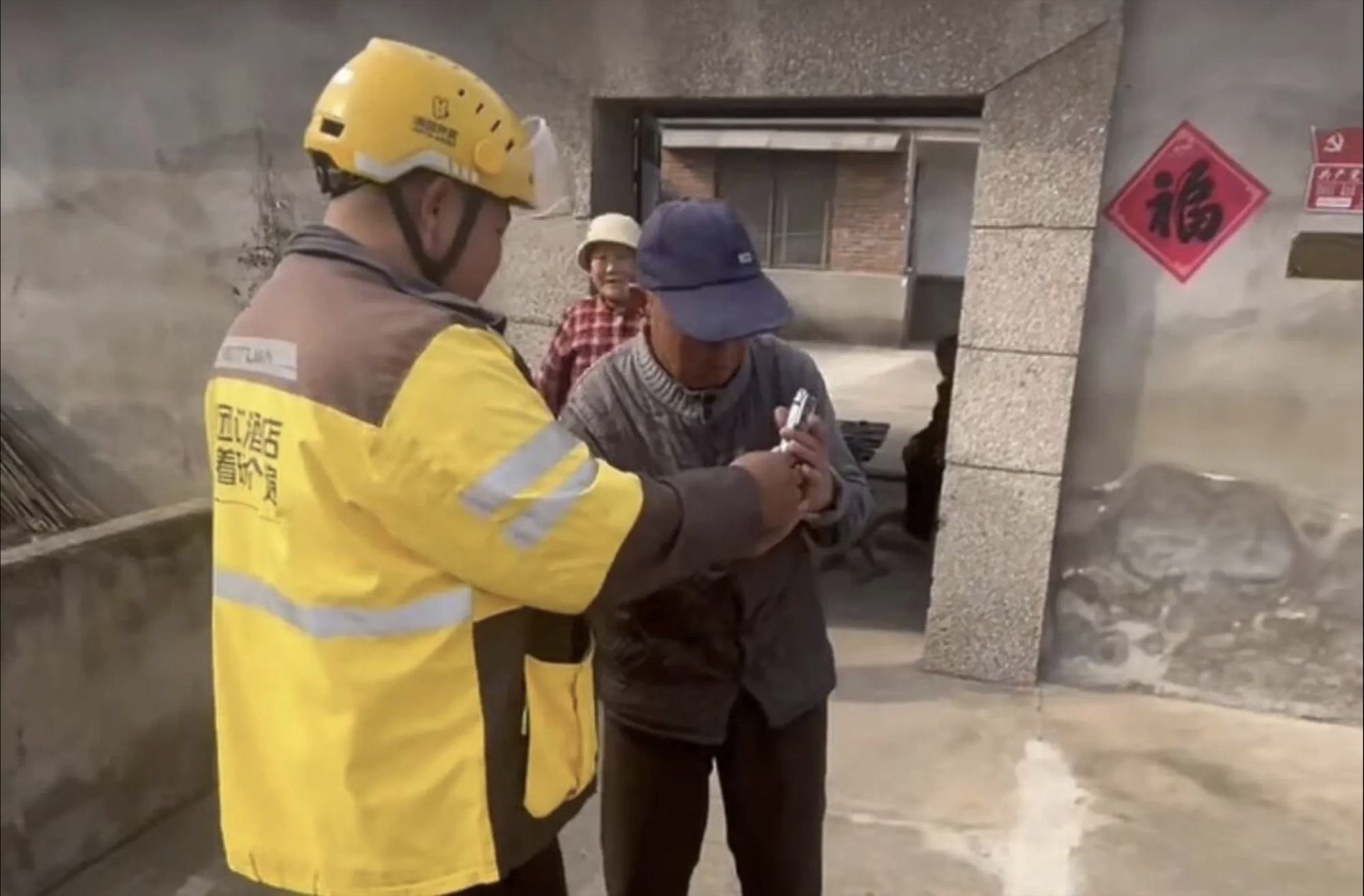 Nghề shipper ở qu&ecirc;: Trương Du v&agrave; h&agrave;nh tr&igrave;nh &ldquo; h&aacute;i ra tiền &rdquo; tại thị trấn M&atilde; Lăng Sơn - Ảnh 2.