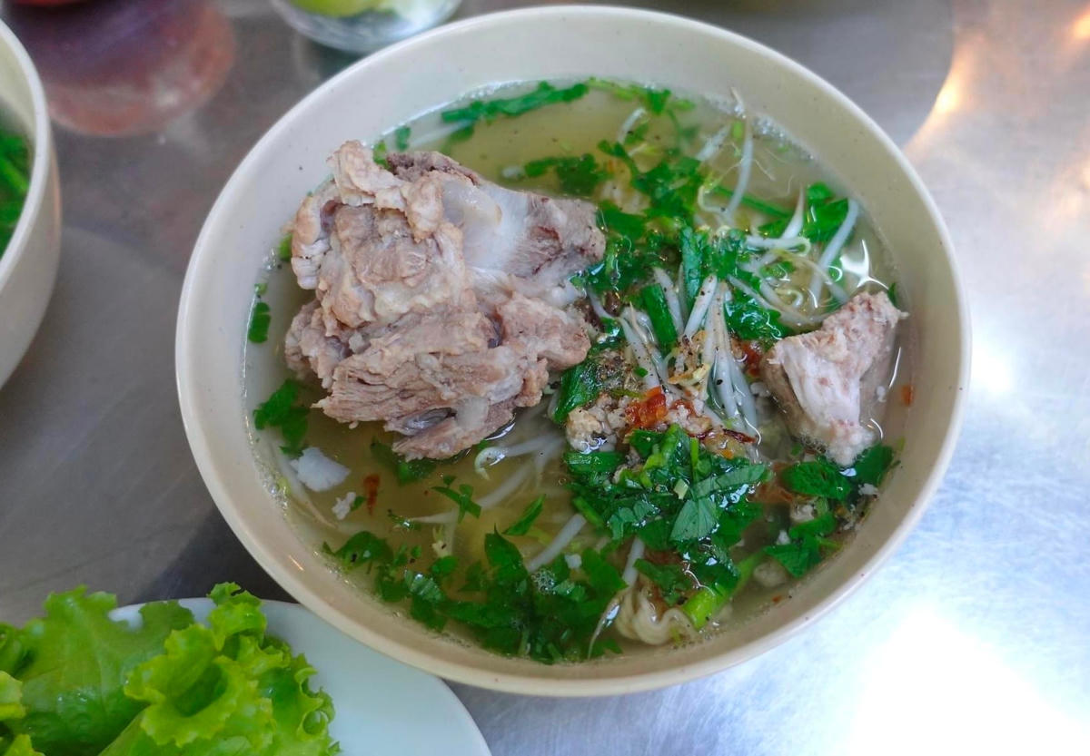 Tiếng g&otilde; trong đ&ecirc;m, b&aacute;t hủ tiếu trong k&yacute; ức- Ảnh 7.