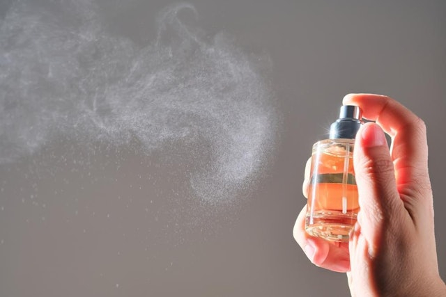 Xịt nước hoa l&ecirc;n cổ g&acirc;y hại cho tuyến gi&aacute;p? B&aacute;c sĩ giải m&atilde; lầm tưởng v&agrave; m&aacute;ch &iacute; bk&iacute;p cho 