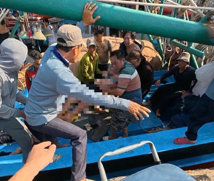 Ngạt kh&iacute; dưới hầm t&agrave;u c&aacute;, hai anh em nguy kịch - Ảnh 1.