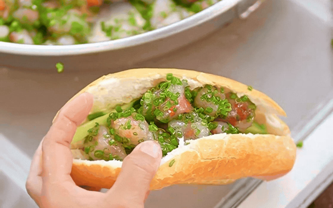 Đến Phan Thiết ăn hải sản là chuyện thường, thèm món này mới là dân sành: Bánh nhỏ xíu, mắm sền sệt như mật, ăn một lần là mê mẩn - Ảnh 6.