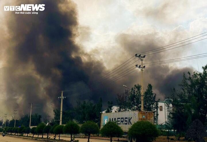 Ch&aacute;y lớn tại Khu kinh tế Nhơn Hội , Gia Lai g&acirc;y hoang mang trong cộng đồng - Ảnh 1.
