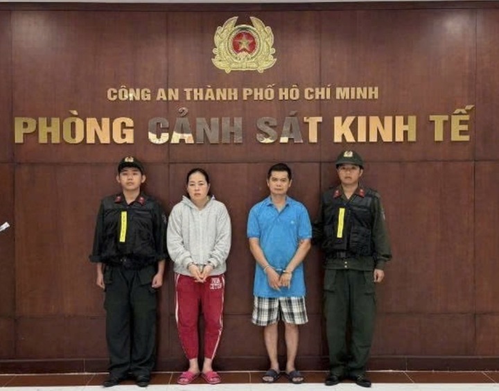 Vợ chồng sản xuất m&igrave; tươi chứa h&agrave;n the , thủy tinh lỏng bị bắt tại TP . HCM - Ảnh 1.