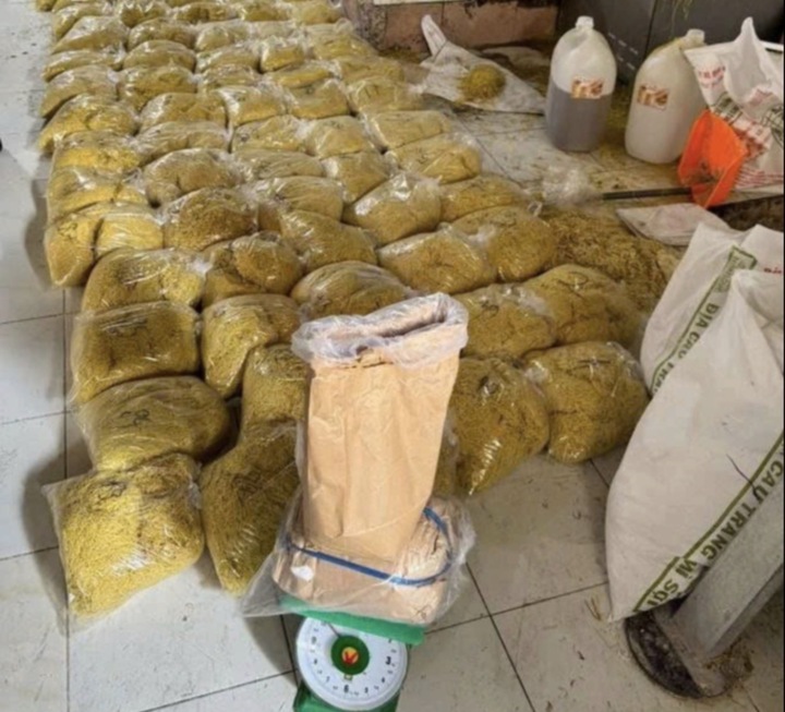 Vợ chồng sản xuất m&igrave; tươi chứa h&agrave;n the , thủy tinh lỏng bị bắt tại TP . HCM - Ảnh 2.