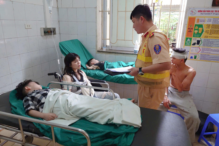 Tai nạn giao th&ocirc;ng Sơn La: Xe kh&aacute;ch lao xuống taluy s&acirc;u 100m , 1 người tử vong - Ảnh 3.