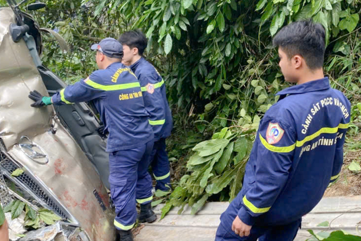 Tai nạn giao th&ocirc;ng Sơn La: Xe kh&aacute;ch lao xuống taluy s&acirc;u 100m , 1 người tử vong - Ảnh 2.