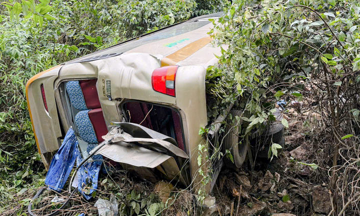 X&aacute;c định nguy&ecirc;n nh&acirc;n vụ tai nạn xe kh&aacute;ch Sơn La chở 25 người rơi xuống taluy - Ảnh 1.