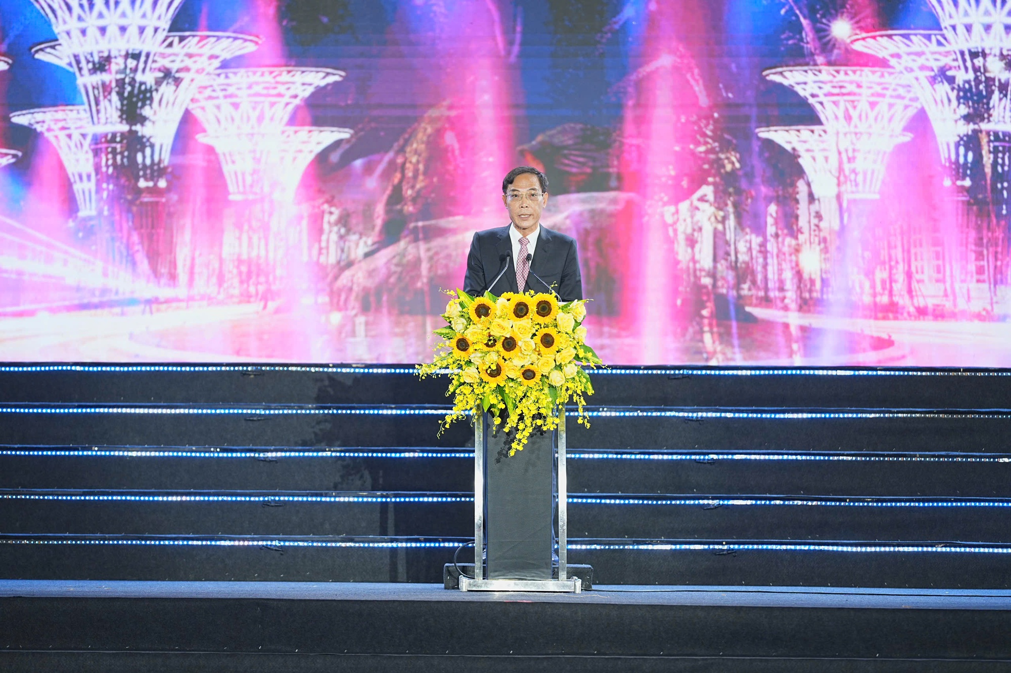 Lễ hội du lịch Sầm Sơn 2026 thu h&uacute;t H&agrave;ng vạn du kh&aacute;ch thưởng thức nghệ thuật v&agrave; ph&aacute;o hoa - Ảnh 2.