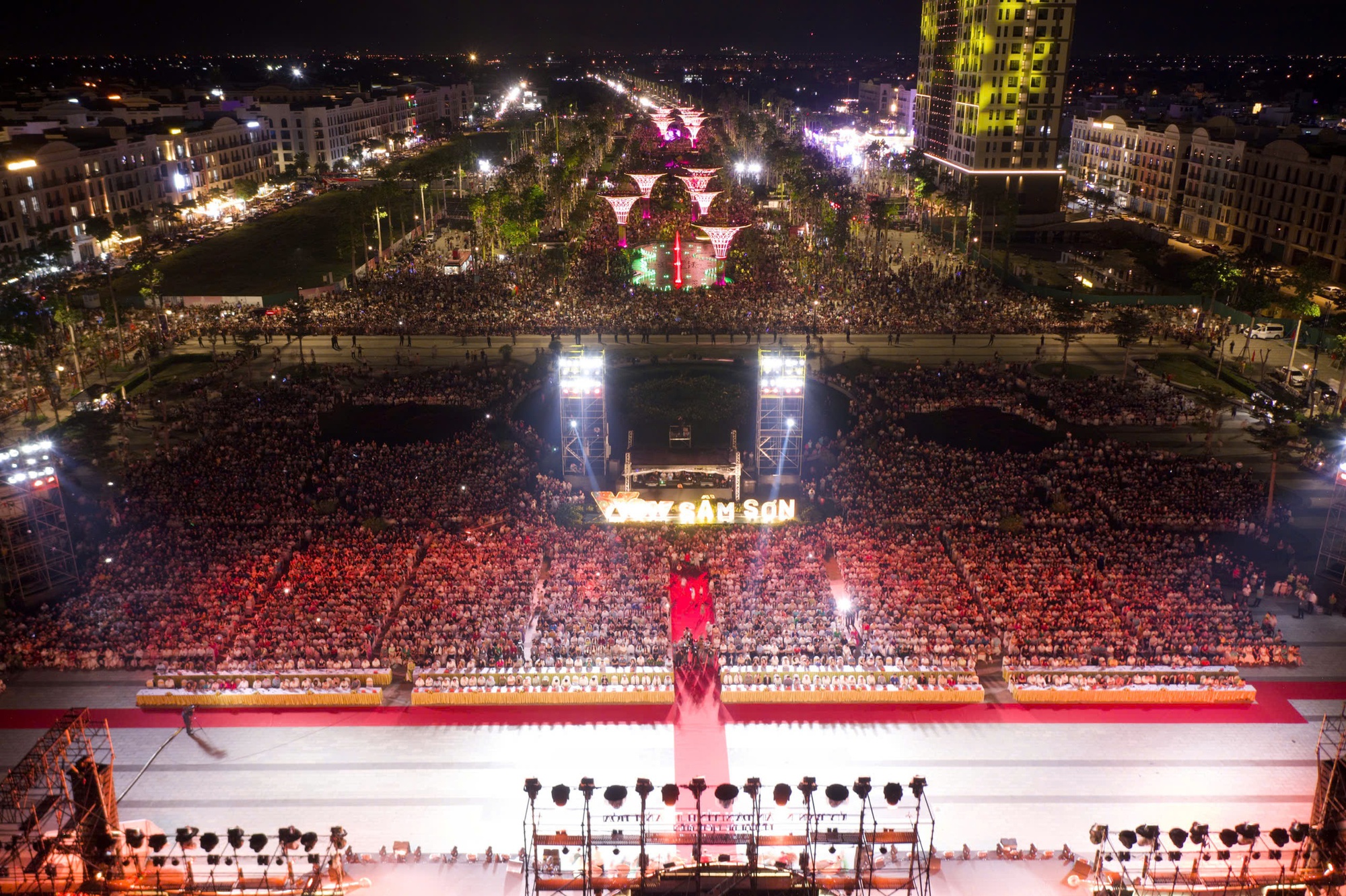 Lễ hội du lịch Sầm Sơn 2026 thu h&uacute;t H&agrave;ng vạn du kh&aacute;ch thưởng thức nghệ thuật v&agrave; ph&aacute;o hoa - Ảnh 3.