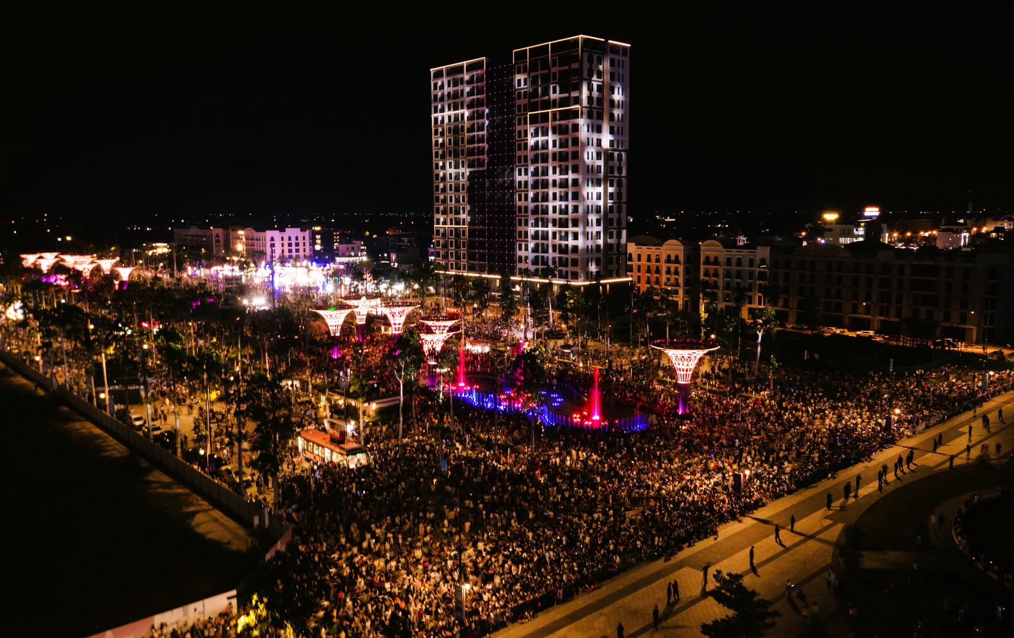 Lễ hội du lịch Sầm Sơn 2026 thu h&uacute;t H&agrave;ng vạn du kh&aacute;ch thưởng thức nghệ thuật v&agrave; ph&aacute;o hoa - Ảnh 4.