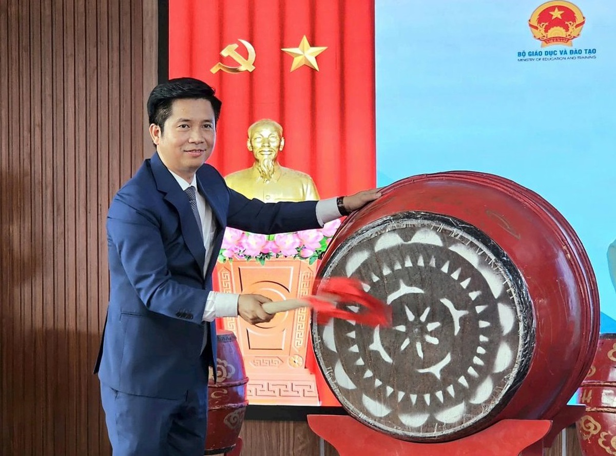 H&agrave; Nội: Nhiều trường THPT c&ocirc;ng lập treo thưởng xe m&aacute;y điện, học bổng 