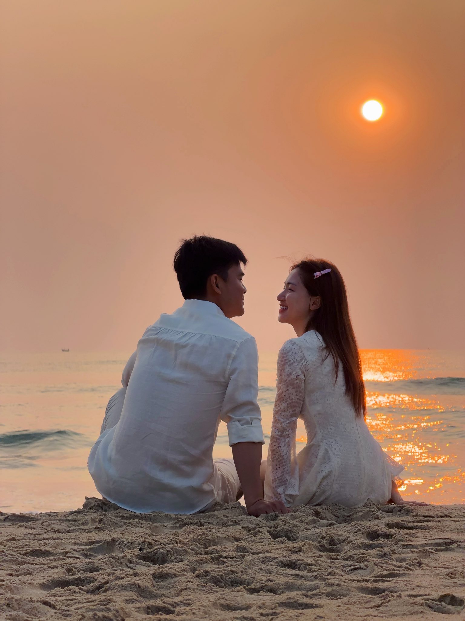 Nh&igrave;n b&eacute; Bo v&ocirc; tư quấn qu&yacute;t b&ecirc;n bố Cương chợt nhận ra: D&aacute;ng vẻ của một đứa trẻ hạnh ph&uacute;c thật sự l&agrave; thứ kh&ocirc;ng thể 