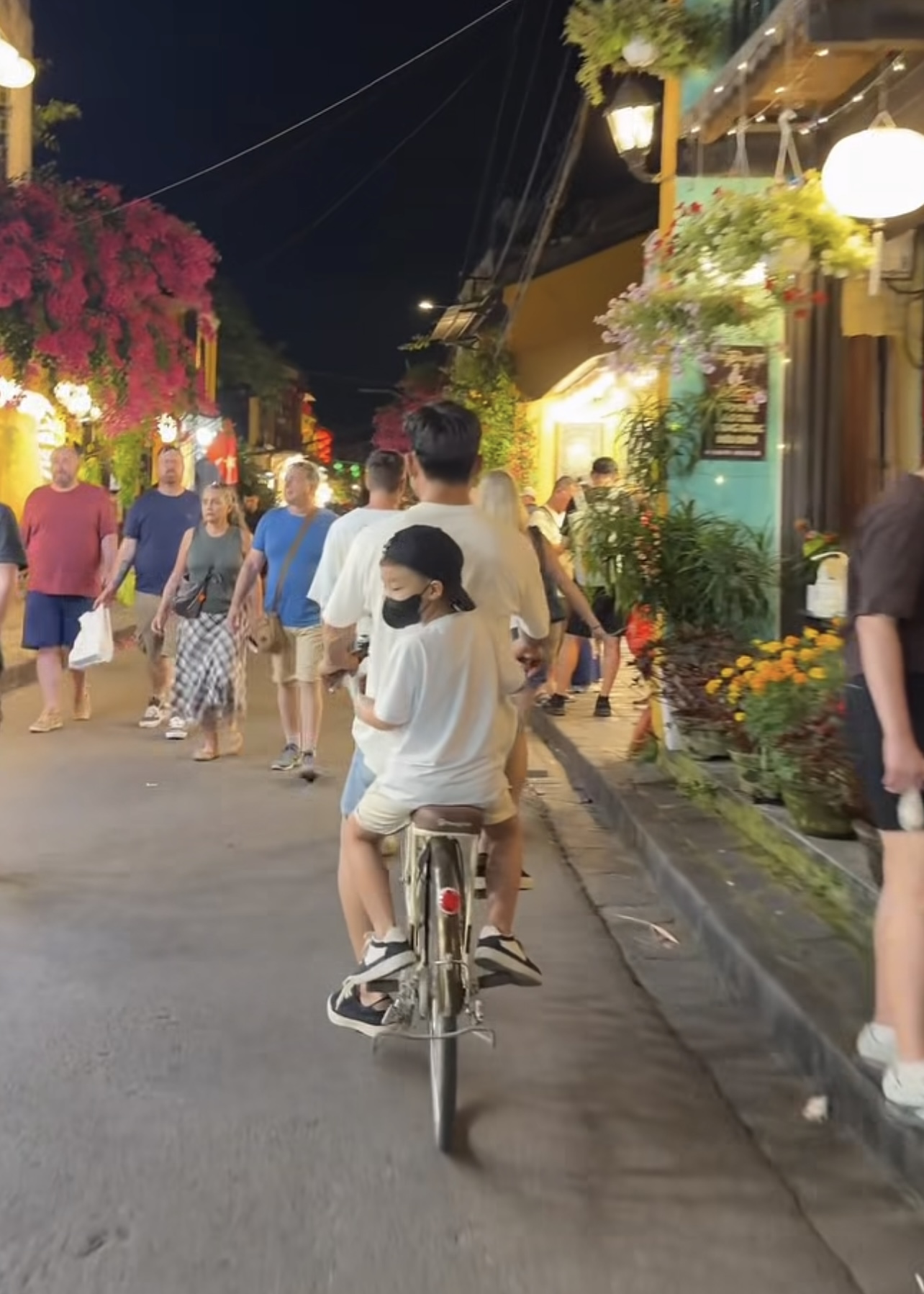 Nh&igrave;n b&eacute; Bo v&ocirc; tư quấn qu&yacute;t b&ecirc;n bố Cương chợt nhận ra: D&aacute;ng vẻ của một đứa trẻ hạnh ph&uacute;c thật sự l&agrave; thứ kh&ocirc;ng thể 