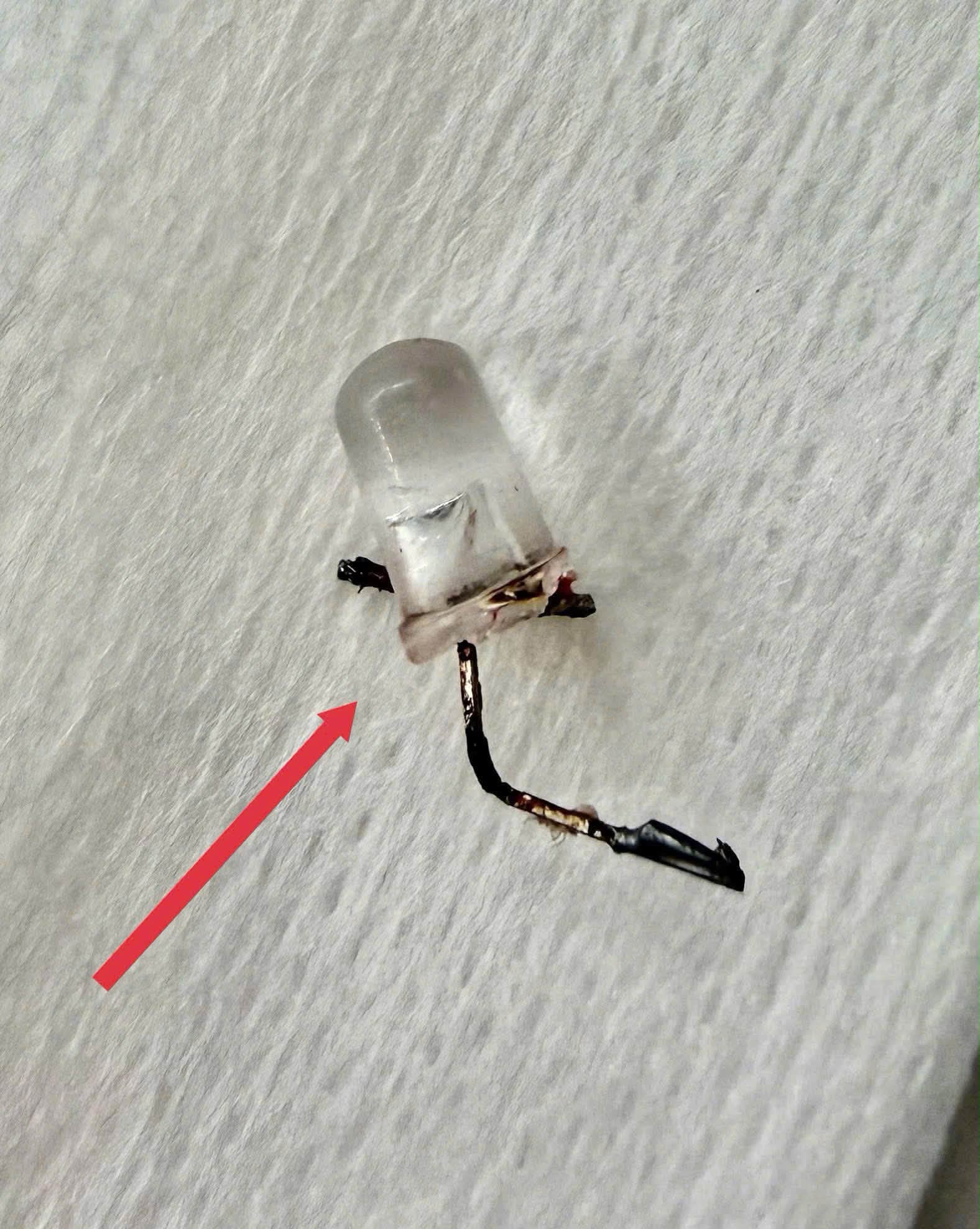 B&aacute;c sĩ gắp đ&egrave;n LED trong phế quản b&eacute; 9 th&aacute;ng tuổi tại Bệnh viện Nhi Đồng 1 - Ảnh 2.