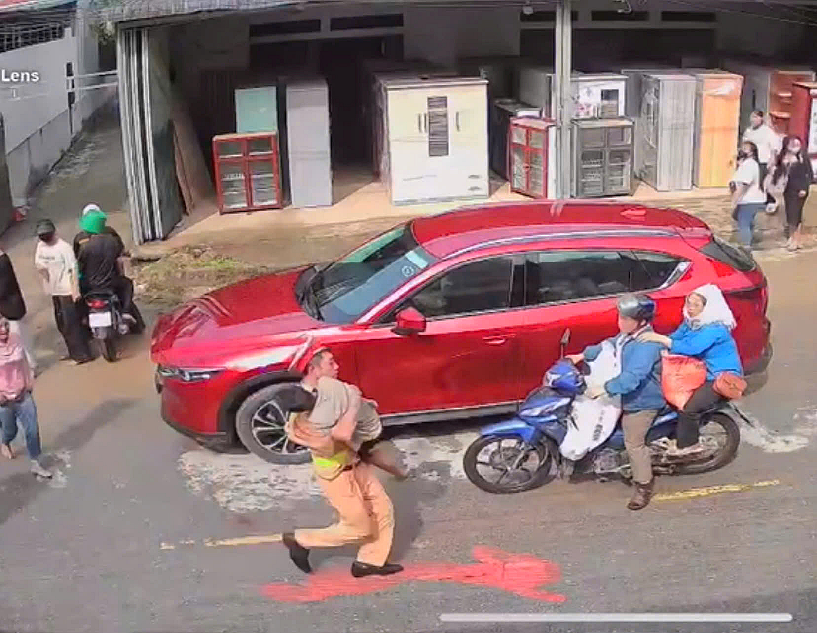 B&eacute; trai bị điện giật tại lễ hội t&eacute; nước Lai Ch&acirc;u , H&agrave;nh động dũng cảm của CSGT - Ảnh 1.