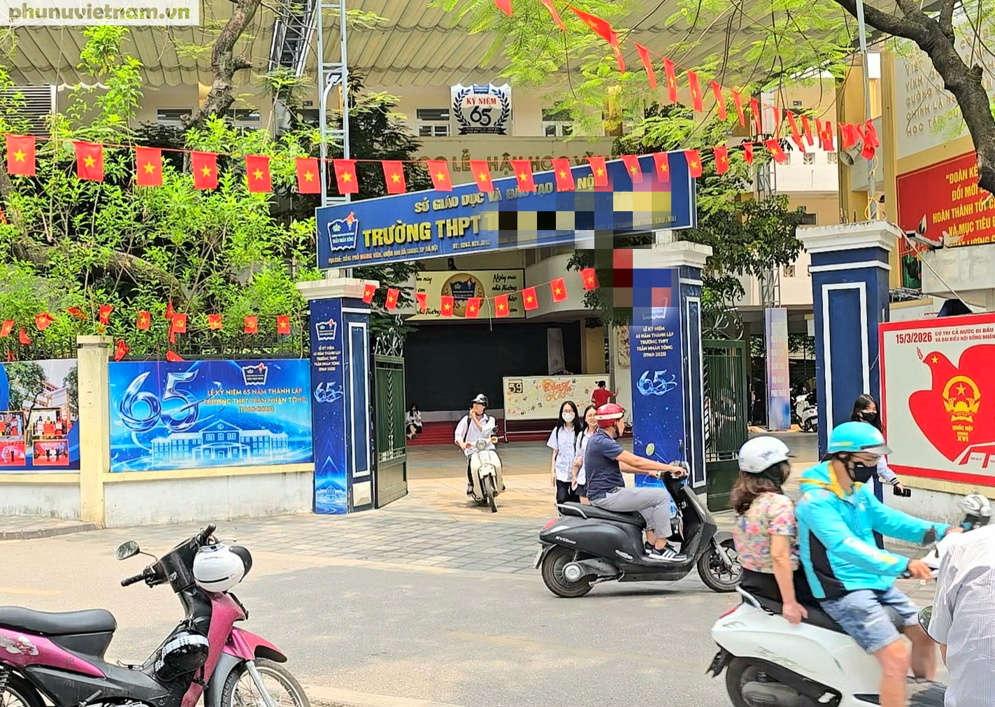 H&agrave; Nội: Học sinh tụ tập h&uacute;t thuốc quanh cổng trường, đi xe m&aacute;y kh&ocirc;ng đội mũ bảo hiểm- Ảnh 1.