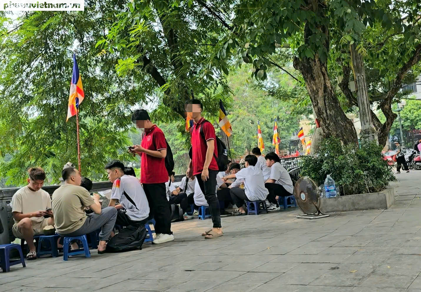 H&agrave; Nội: Học sinh tụ tập h&uacute;t thuốc quanh cổng trường, đi xe m&aacute;y kh&ocirc;ng đội mũ bảo hiểm- Ảnh 2.