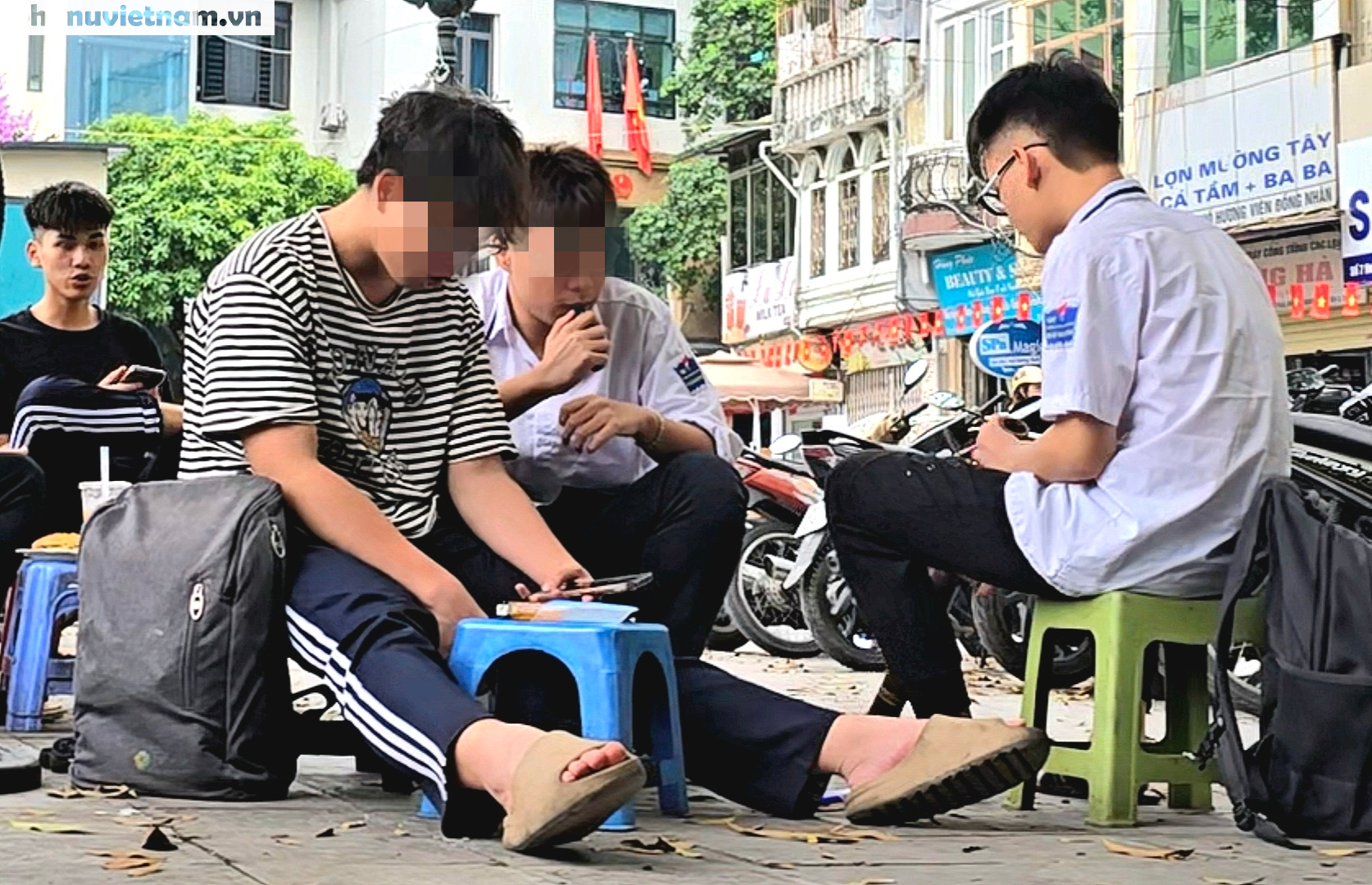 H&agrave; Nội: Học sinh tụ tập h&uacute;t thuốc quanh cổng trường, đi xe m&aacute;y kh&ocirc;ng đội mũ bảo hiểm- Ảnh 3.