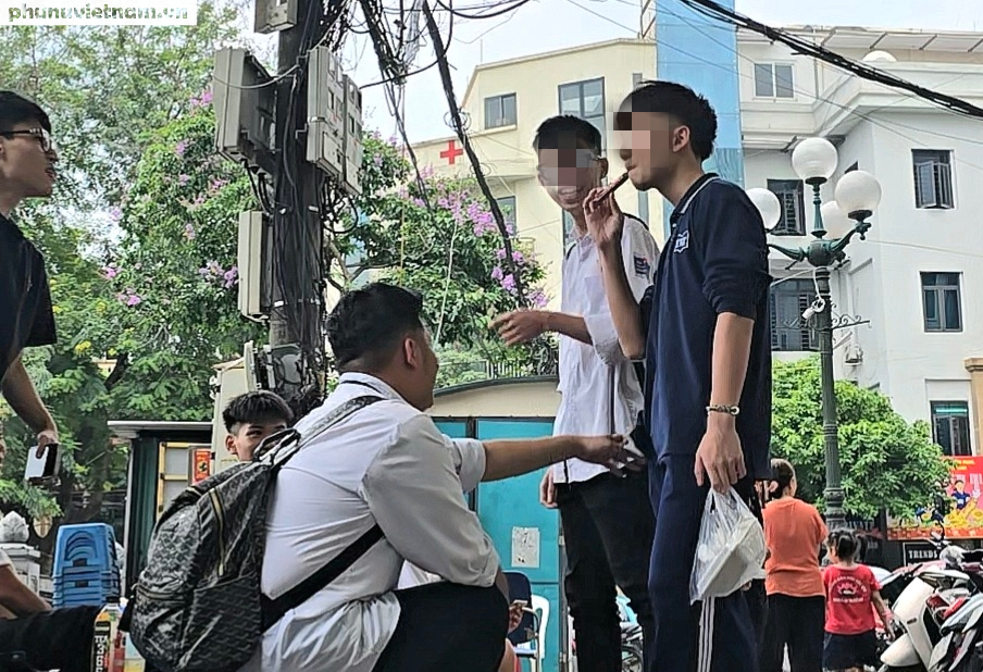 H&agrave; Nội: Học sinh tụ tập h&uacute;t thuốc quanh cổng trường, đi xe m&aacute;y kh&ocirc;ng đội mũ bảo hiểm- Ảnh 4.