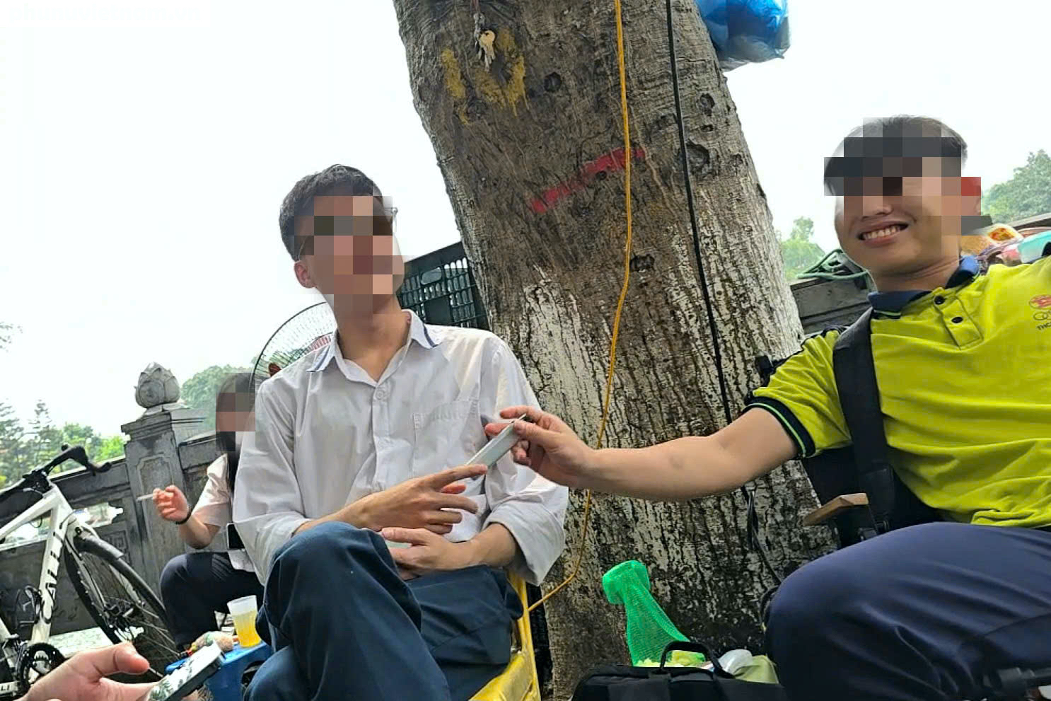 H&agrave; Nội: Học sinh tụ tập h&uacute;t thuốc quanh cổng trường, đi xe m&aacute;y kh&ocirc;ng đội mũ bảo hiểm- Ảnh 5.