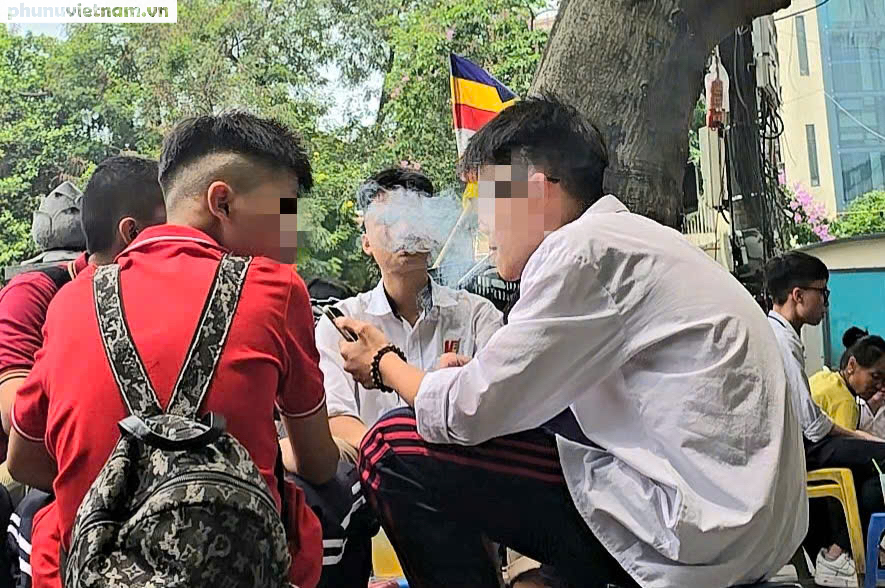 H&agrave; Nội: Học sinh tụ tập h&uacute;t thuốc quanh cổng trường, đi xe m&aacute;y kh&ocirc;ng đội mũ bảo hiểm- Ảnh 6.