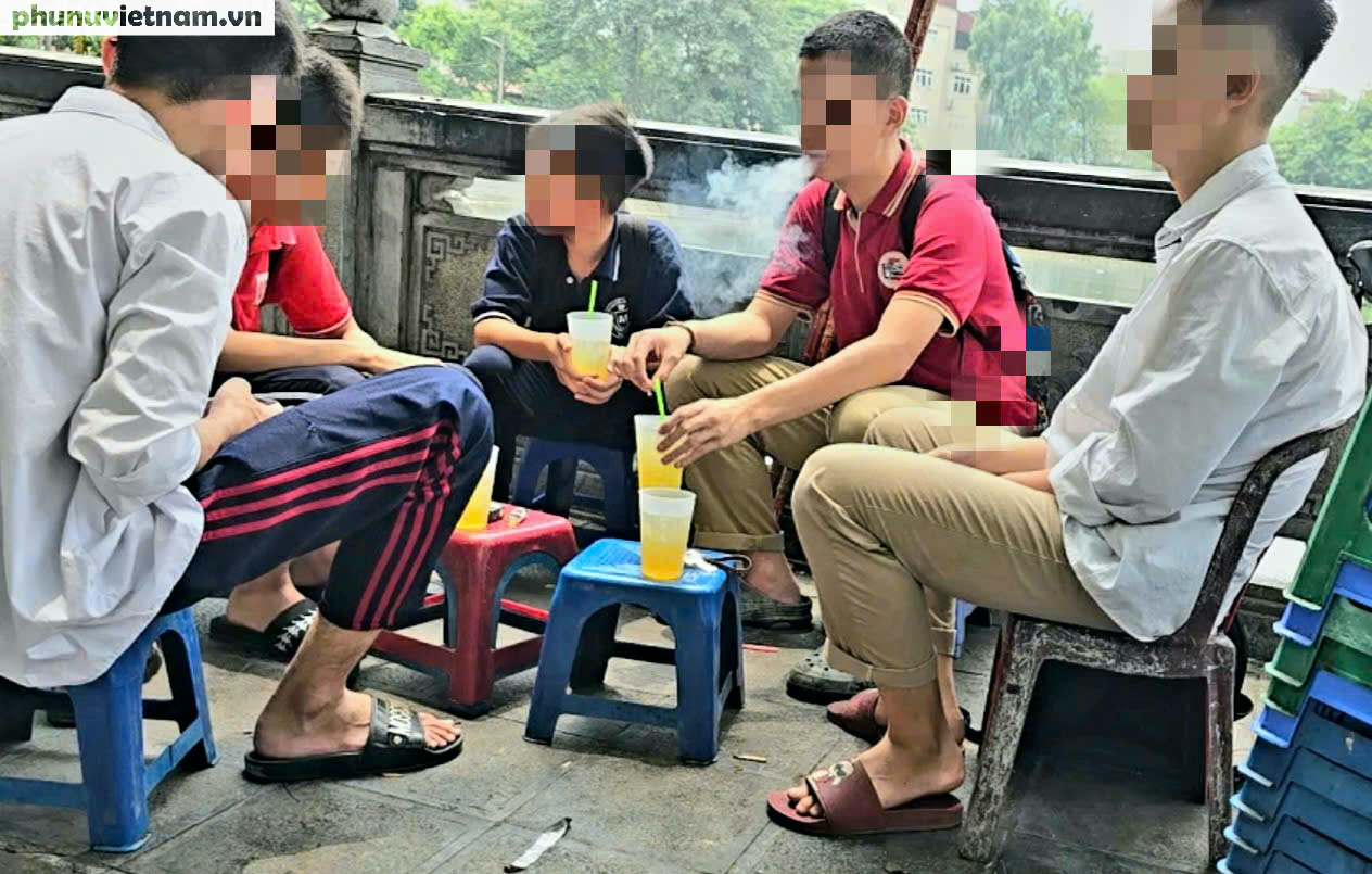 H&agrave; Nội: Học sinh tụ tập h&uacute;t thuốc quanh cổng trường, đi xe m&aacute;y kh&ocirc;ng đội mũ bảo hiểm- Ảnh 7.