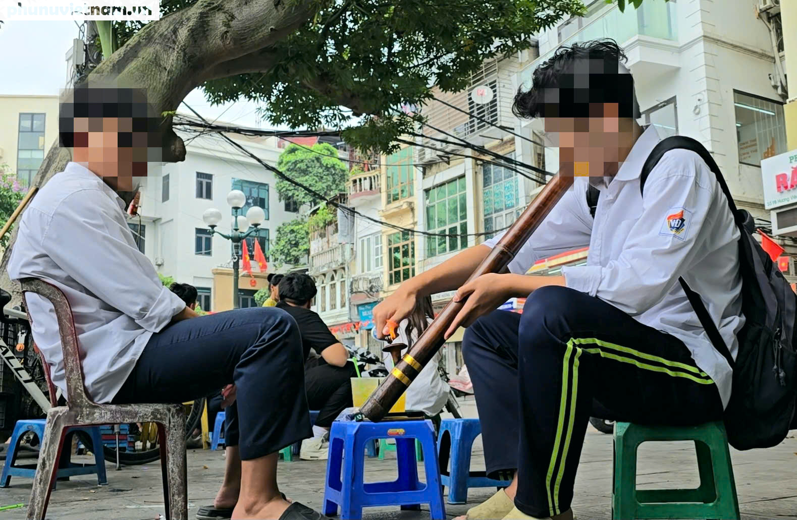 H&agrave; Nội: Học sinh tụ tập h&uacute;t thuốc quanh cổng trường, đi xe m&aacute;y kh&ocirc;ng đội mũ bảo hiểm- Ảnh 9.