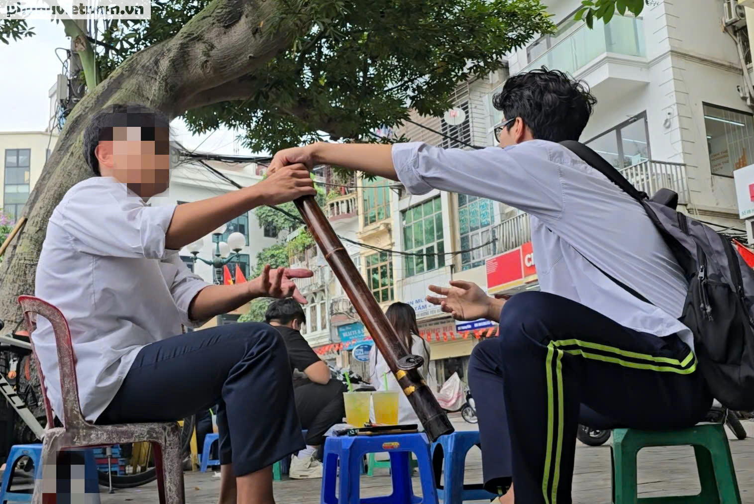 H&agrave; Nội: Học sinh tụ tập h&uacute;t thuốc quanh cổng trường, đi xe m&aacute;y kh&ocirc;ng đội mũ bảo hiểm- Ảnh 10.