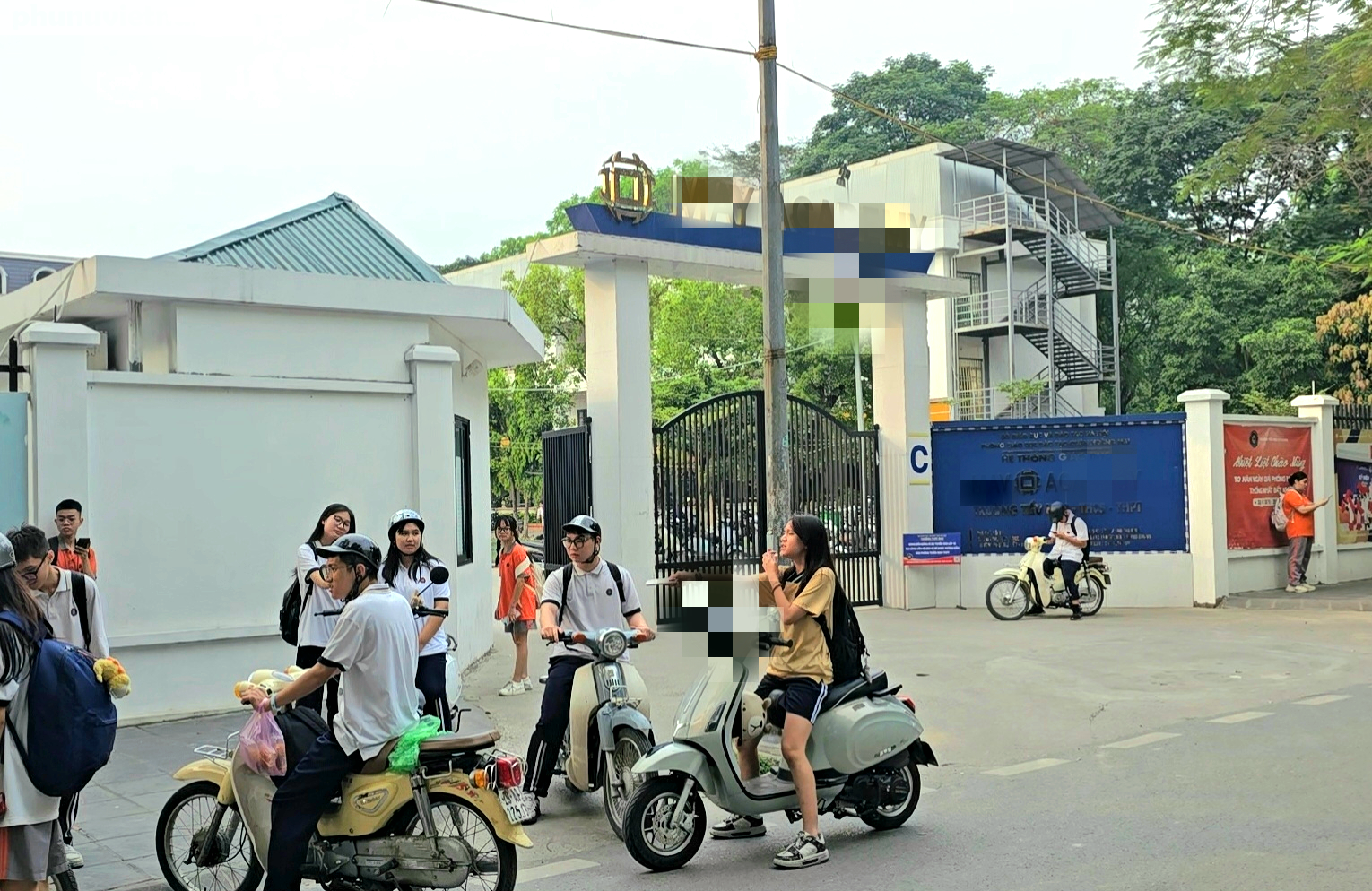 H&agrave; Nội: Học sinh tụ tập h&uacute;t thuốc quanh cổng trường, đi xe m&aacute;y kh&ocirc;ng đội mũ bảo hiểm- Ảnh 11.