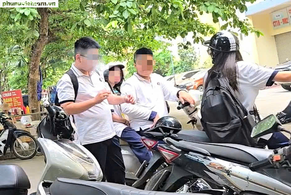 H&agrave; Nội: Học sinh tụ tập h&uacute;t thuốc quanh cổng trường, đi xe m&aacute;y kh&ocirc;ng đội mũ bảo hiểm- Ảnh 12.