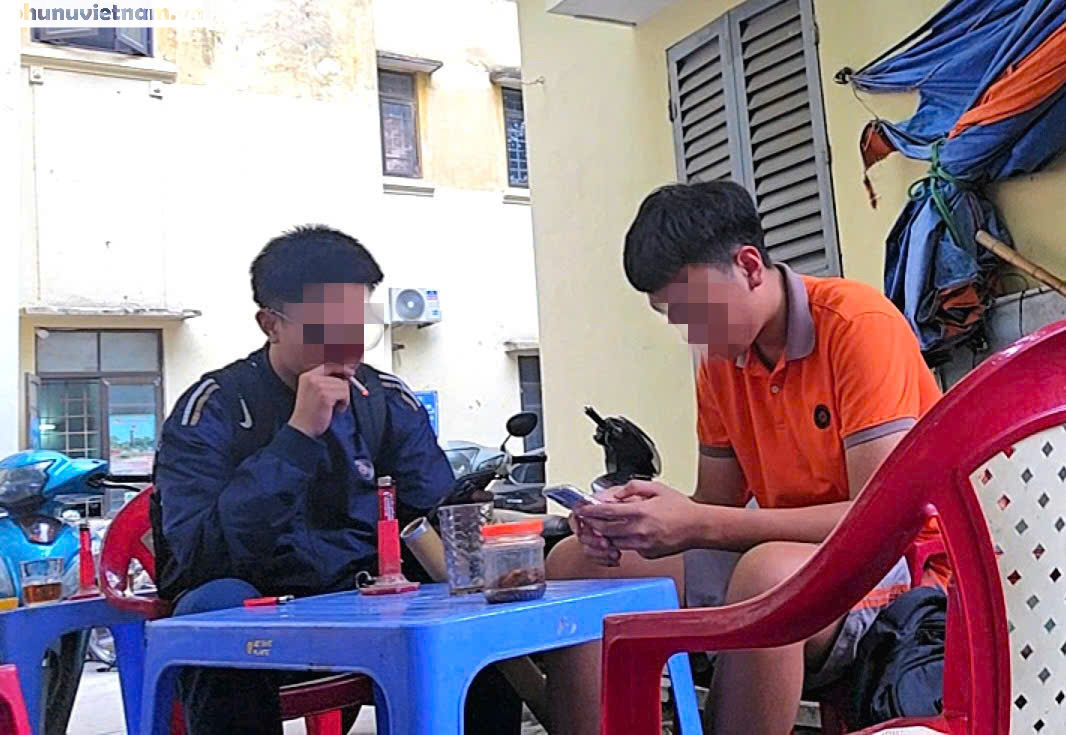 H&agrave; Nội: Học sinh tụ tập h&uacute;t thuốc quanh cổng trường, đi xe m&aacute;y kh&ocirc;ng đội mũ bảo hiểm- Ảnh 13.