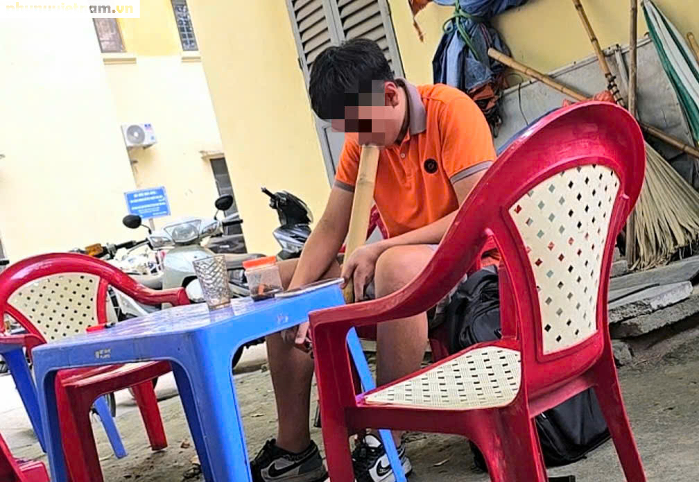 H&agrave; Nội: Học sinh tụ tập h&uacute;t thuốc quanh cổng trường, đi xe m&aacute;y kh&ocirc;ng đội mũ bảo hiểm- Ảnh 14.