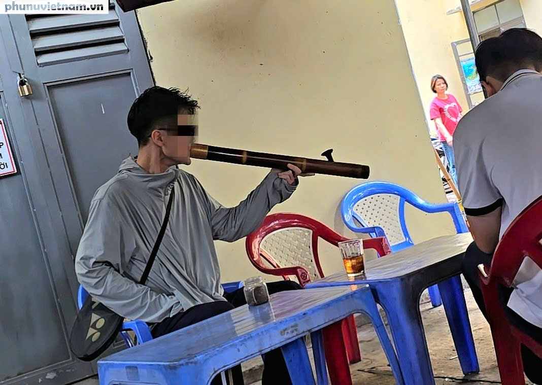 H&agrave; Nội: Học sinh tụ tập h&uacute;t thuốc quanh cổng trường, đi xe m&aacute;y kh&ocirc;ng đội mũ bảo hiểm- Ảnh 15.