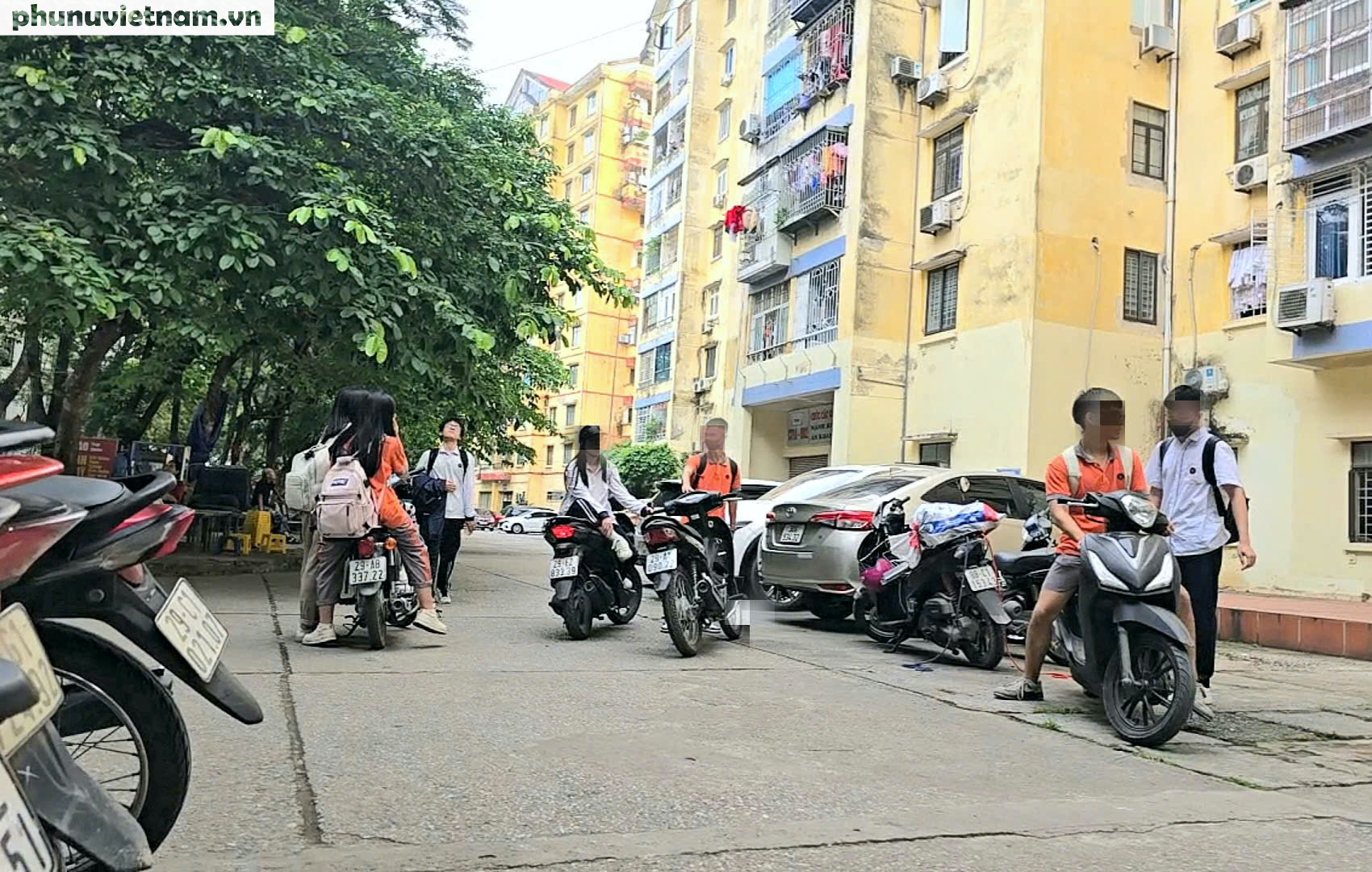 H&agrave; Nội: Học sinh tụ tập h&uacute;t thuốc quanh cổng trường, đi xe m&aacute;y kh&ocirc;ng đội mũ bảo hiểm- Ảnh 16.