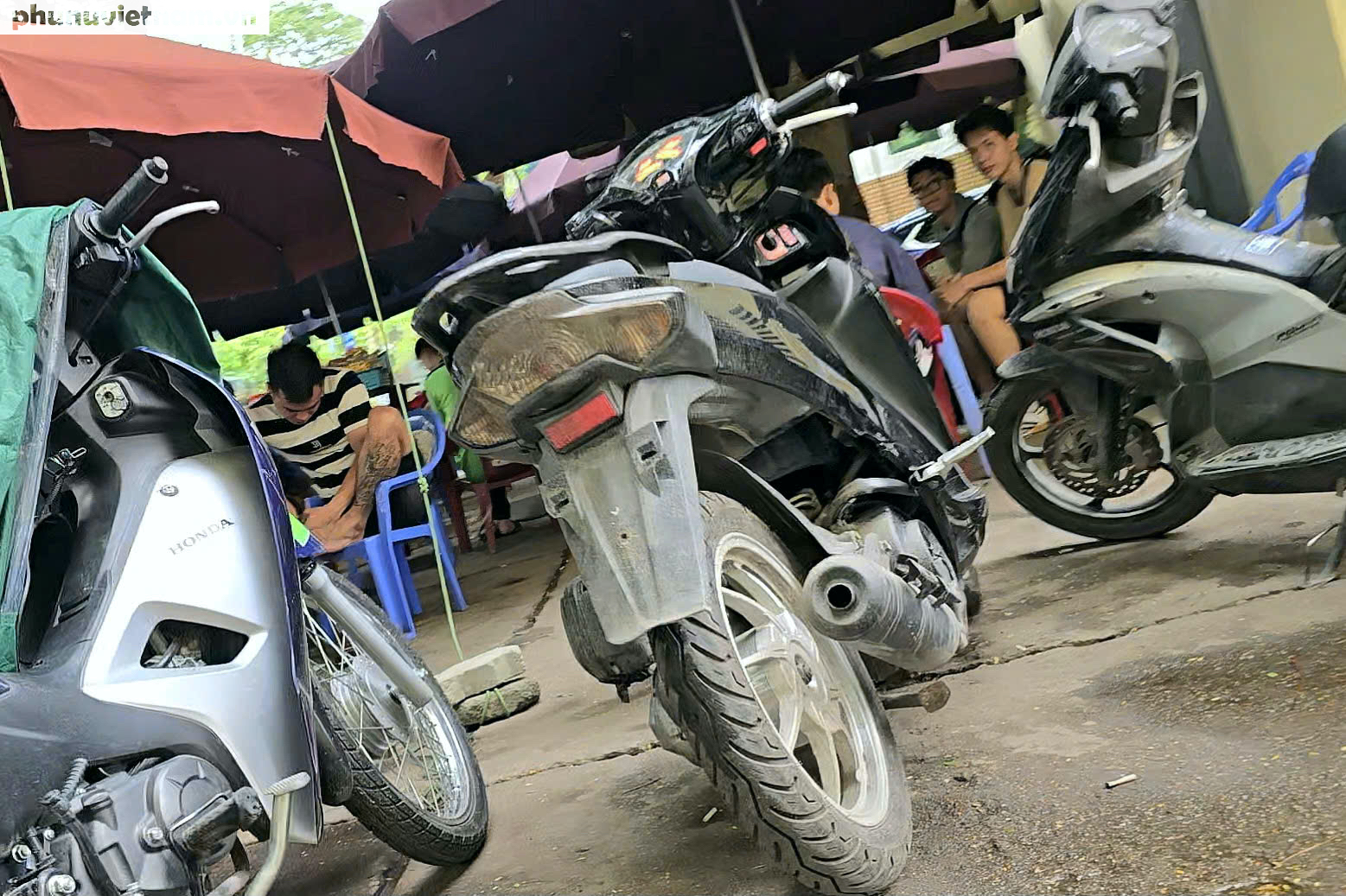 H&agrave; Nội: Học sinh tụ tập h&uacute;t thuốc quanh cổng trường, đi xe m&aacute;y kh&ocirc;ng đội mũ bảo hiểm- Ảnh 17.