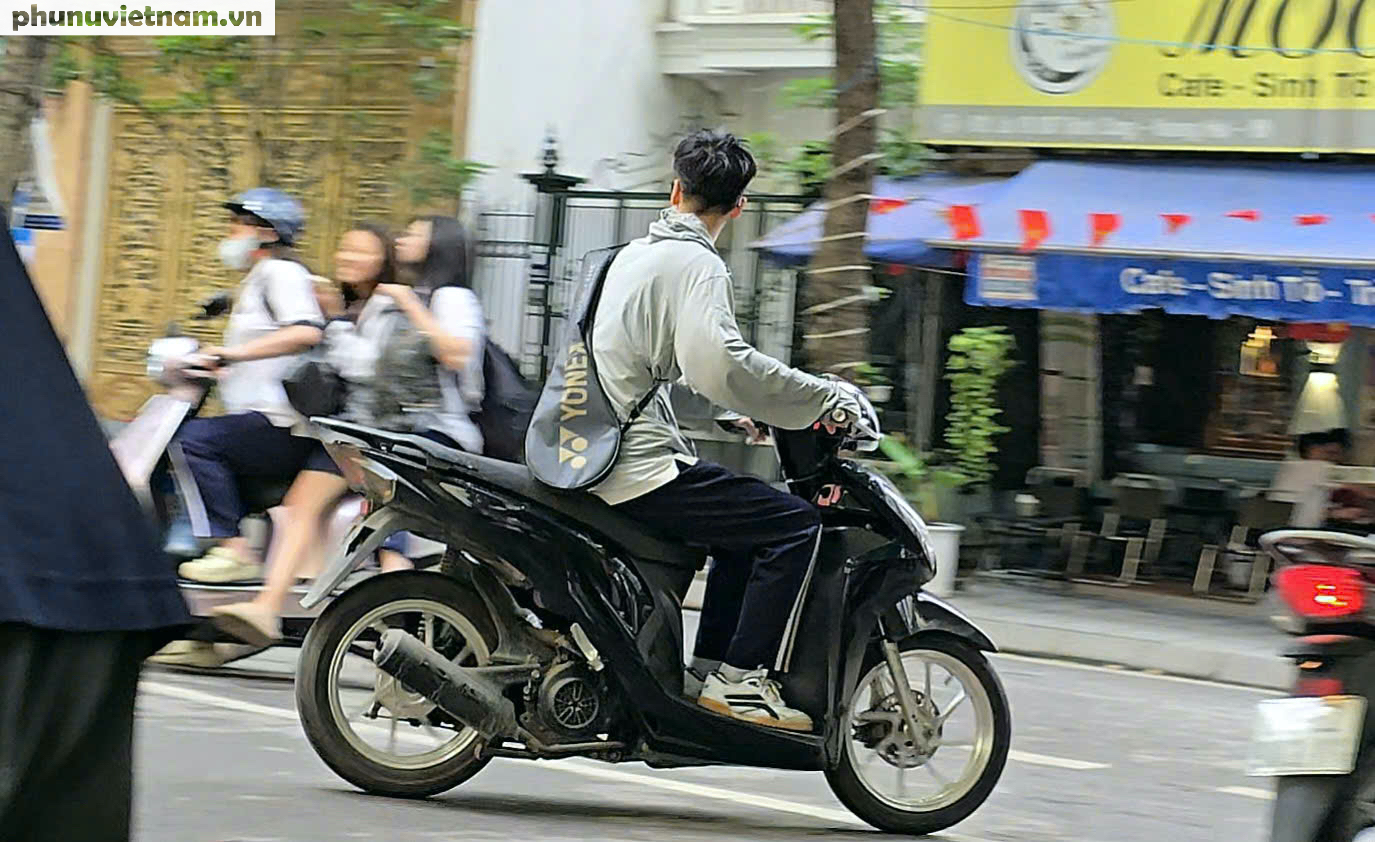 H&agrave; Nội: Học sinh tụ tập h&uacute;t thuốc quanh cổng trường, đi xe m&aacute;y kh&ocirc;ng đội mũ bảo hiểm- Ảnh 18.