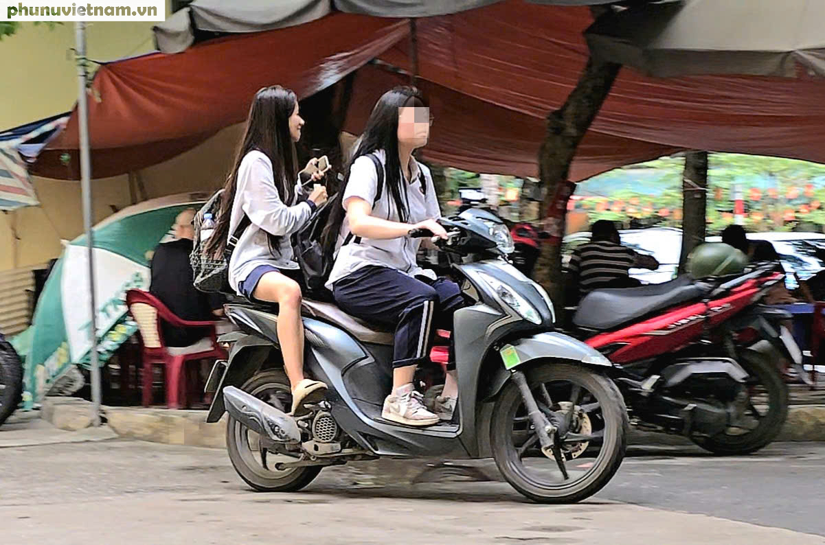 H&agrave; Nội: Học sinh tụ tập h&uacute;t thuốc quanh cổng trường, đi xe m&aacute;y kh&ocirc;ng đội mũ bảo hiểm- Ảnh 19.