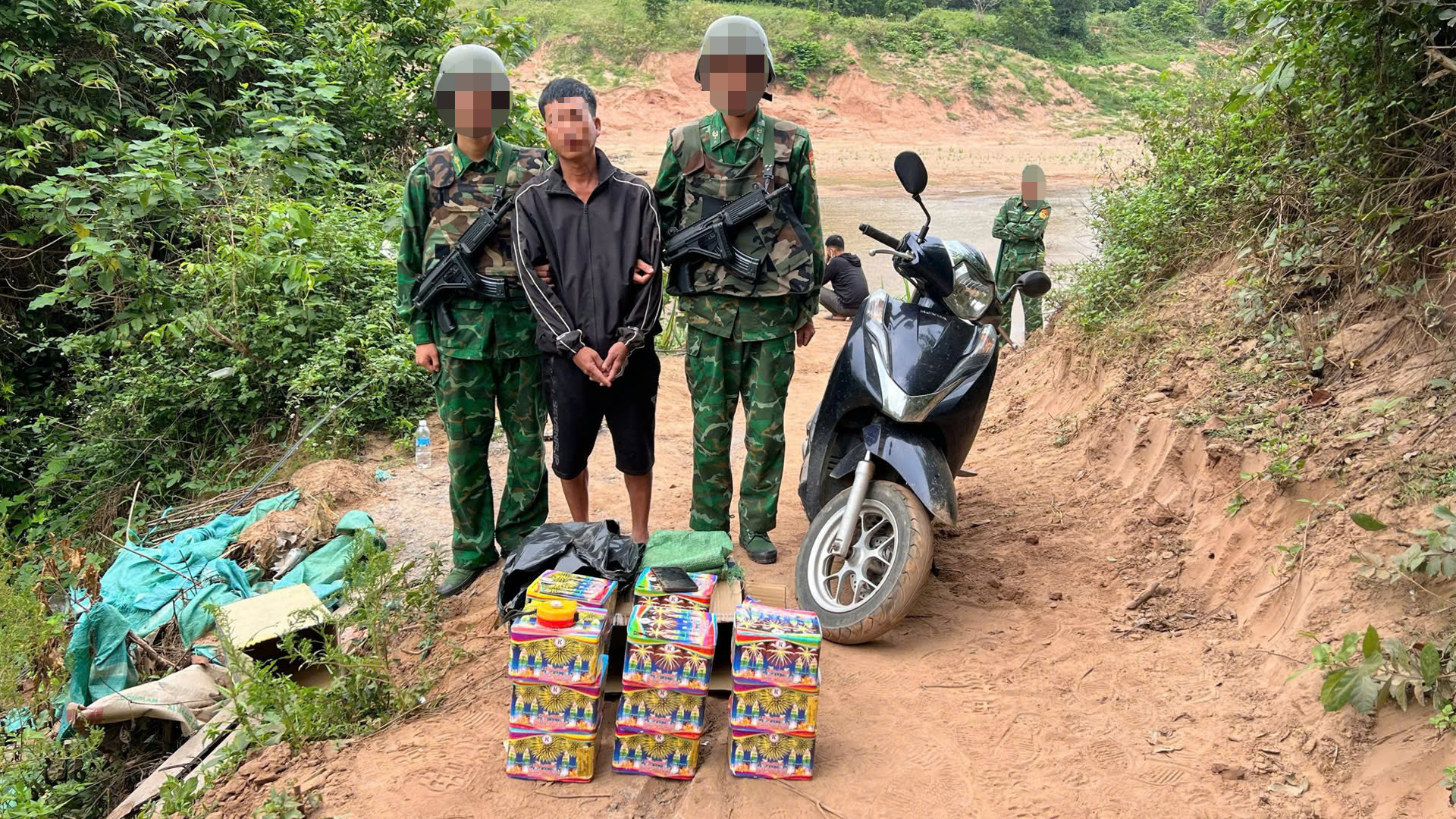 Vừa bị phạt 50 triệu , người đ&agrave;n &ocirc;ng lại vận chuyển h&agrave;ng cấm tại Quảng Trị - Ảnh 1.