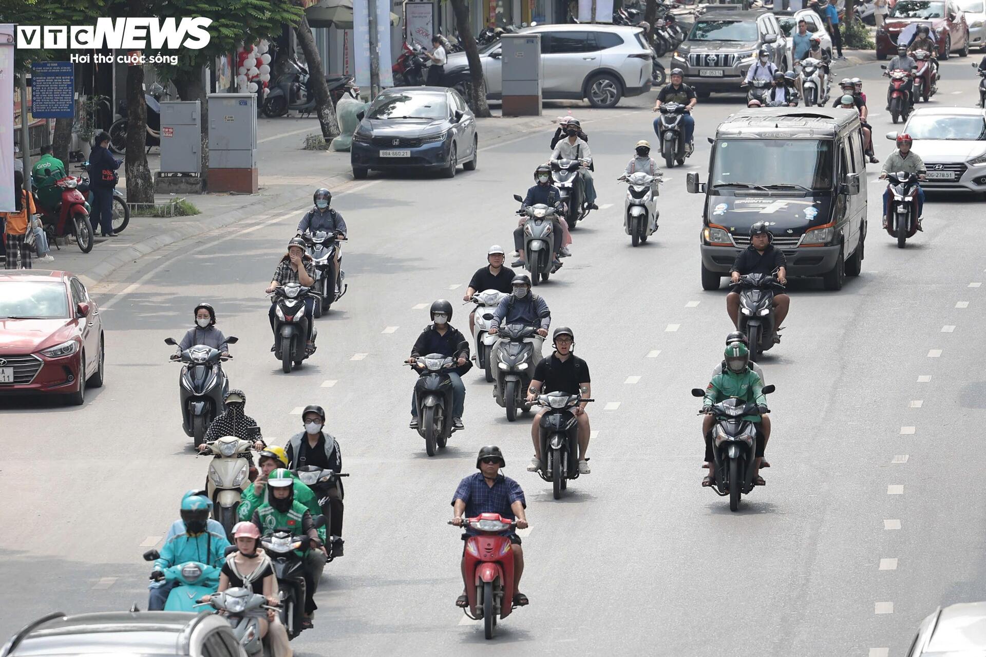 H&agrave; Nội &ugrave;n ứ nhẹ chiều cuối kỳ nghỉ lễ Giỗ Tổ H&ugrave;ng Vương 2026 - Ảnh 11.