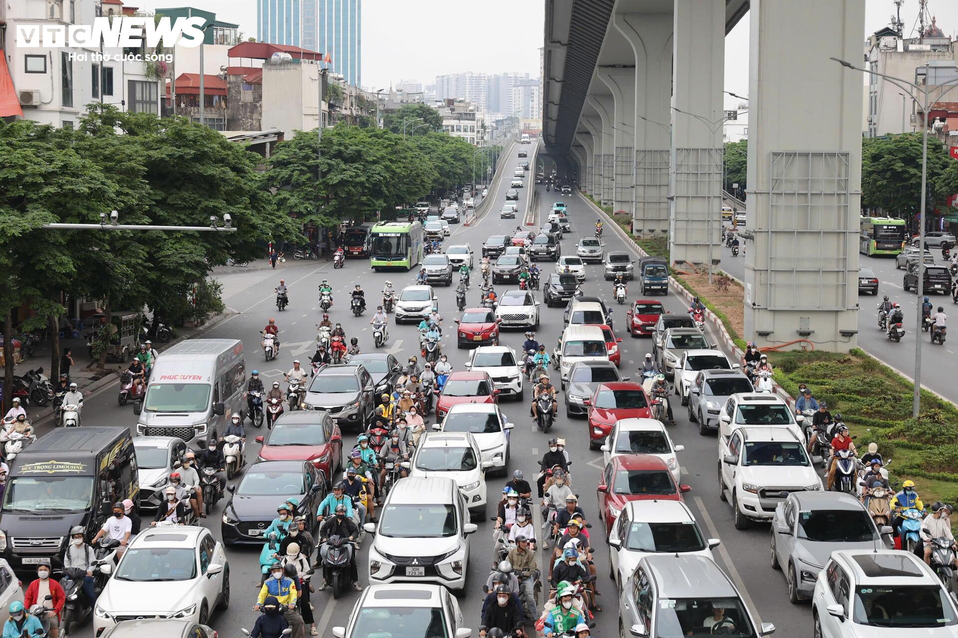 H&agrave; Nội &ugrave;n ứ nhẹ chiều cuối kỳ nghỉ lễ Giỗ Tổ H&ugrave;ng Vương 2026 - Ảnh 15.