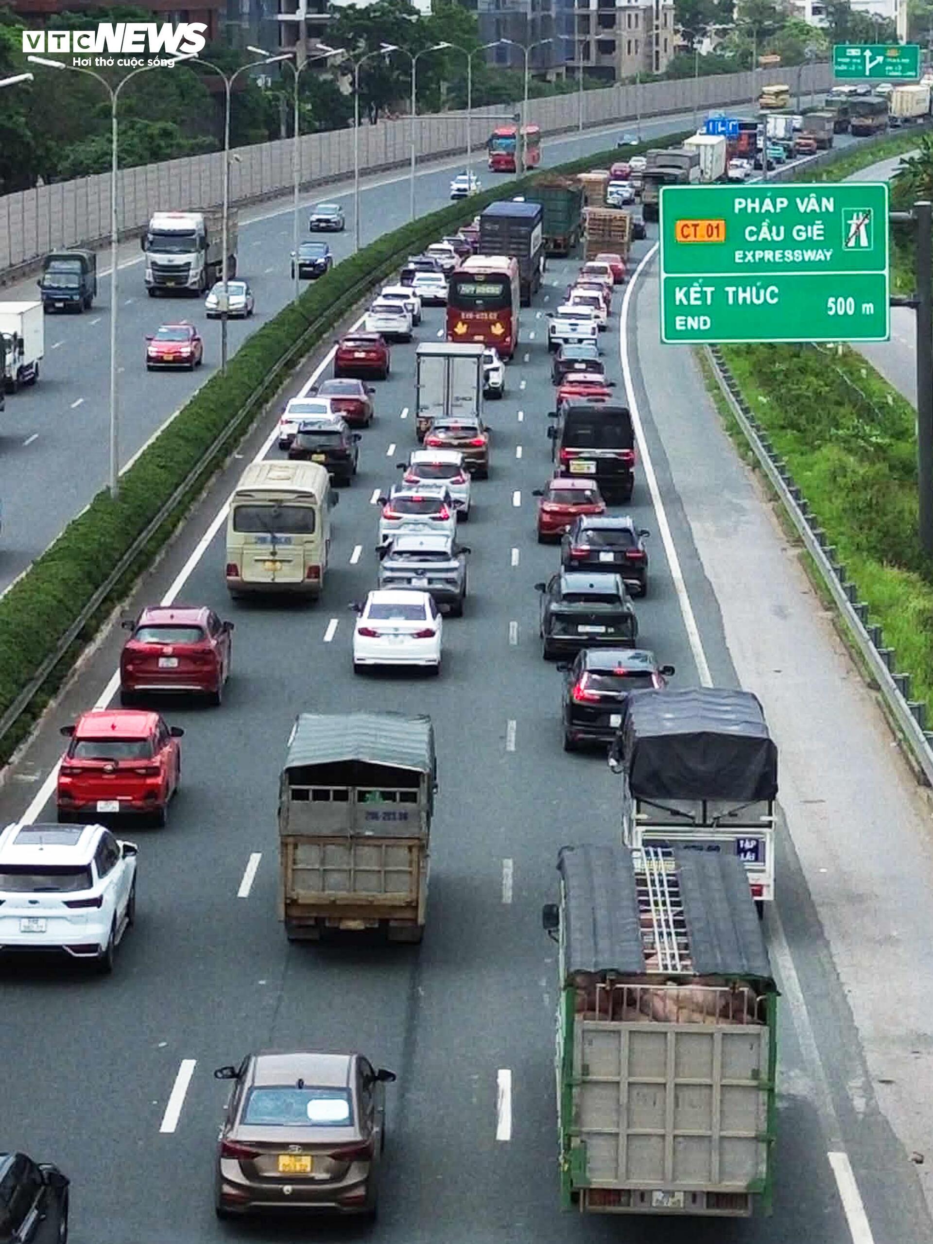 H&agrave; Nội &ugrave;n ứ nhẹ chiều cuối kỳ nghỉ lễ Giỗ Tổ H&ugrave;ng Vương 2026 - Ảnh 3.