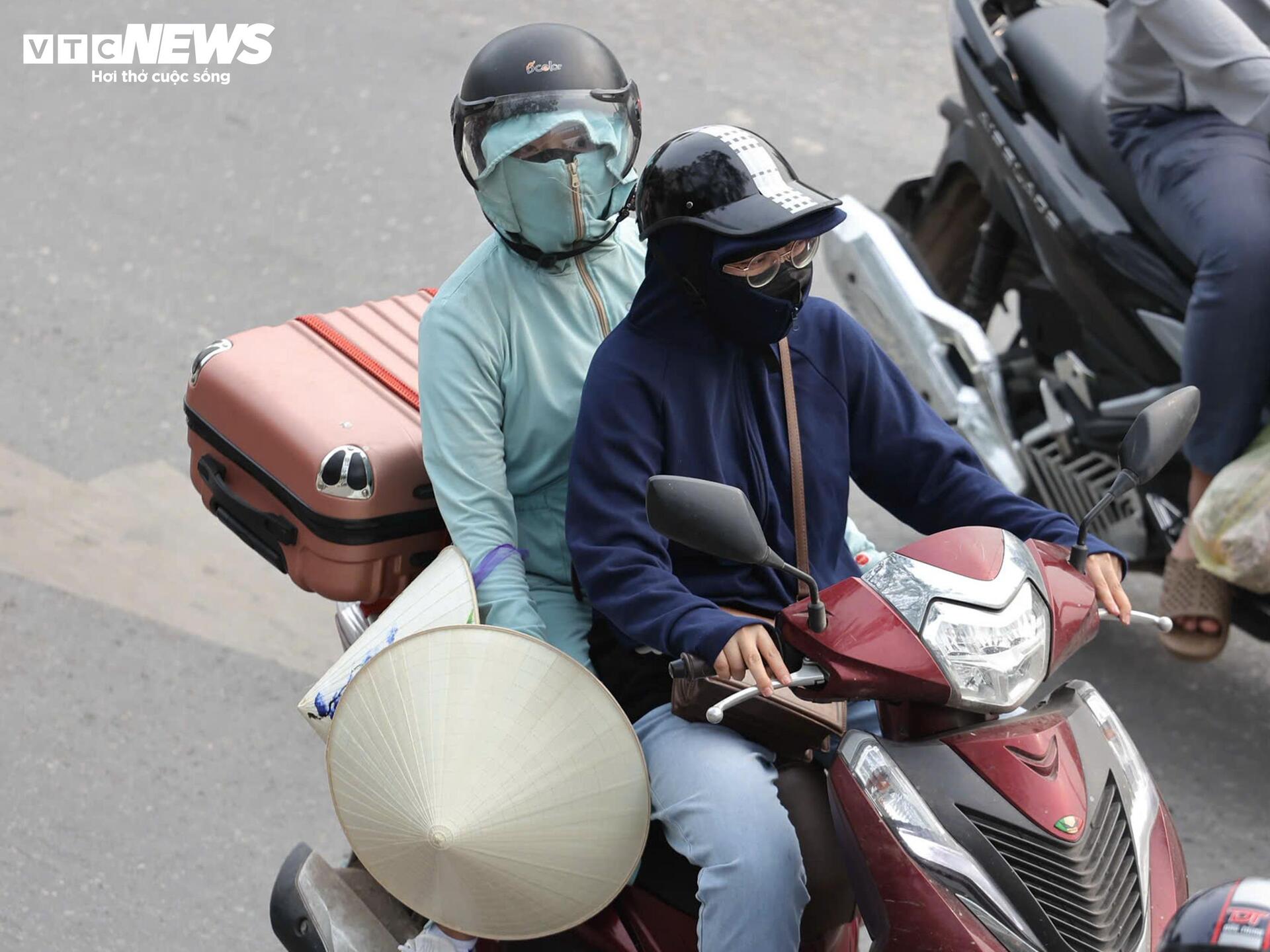 H&agrave; Nội &ugrave;n ứ nhẹ chiều cuối kỳ nghỉ lễ Giỗ Tổ H&ugrave;ng Vương 2026 - Ảnh 5.