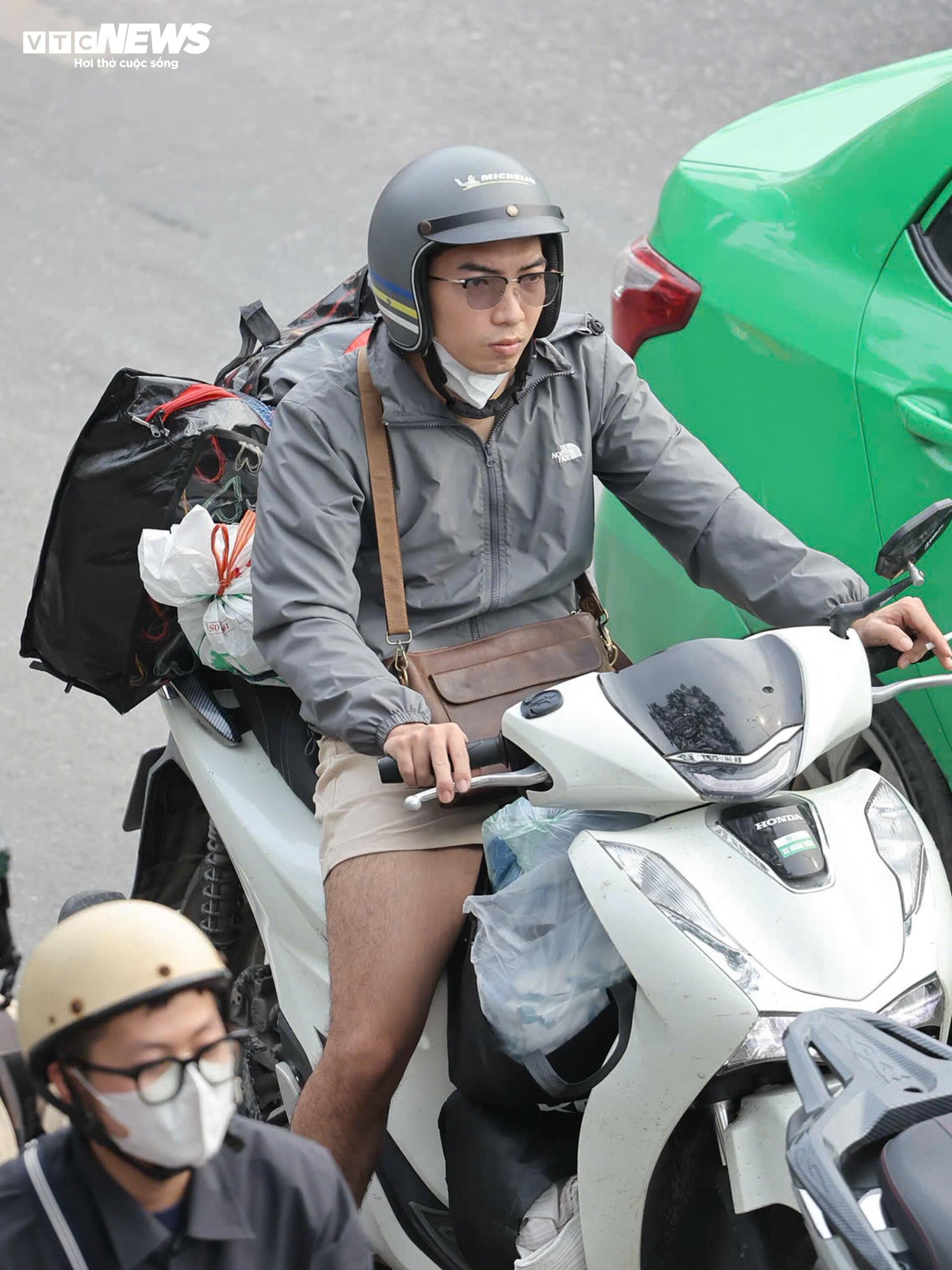 H&agrave; Nội &ugrave;n ứ nhẹ chiều cuối kỳ nghỉ lễ Giỗ Tổ H&ugrave;ng Vương 2026 - Ảnh 8.