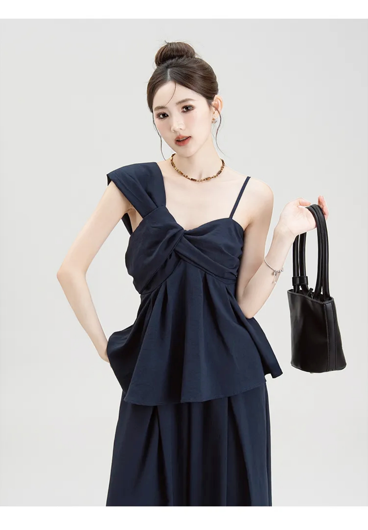 Xanh navy đang &ldquo;so&aacute;n ng&ocirc;i&rdquo; m&agrave;u đen, gi&uacute;p bộ n&agrave;o bộ nấy tr&ocirc;ng &ldquo;đắt tiền&rdquo; hơn hẳn- Ảnh 6.