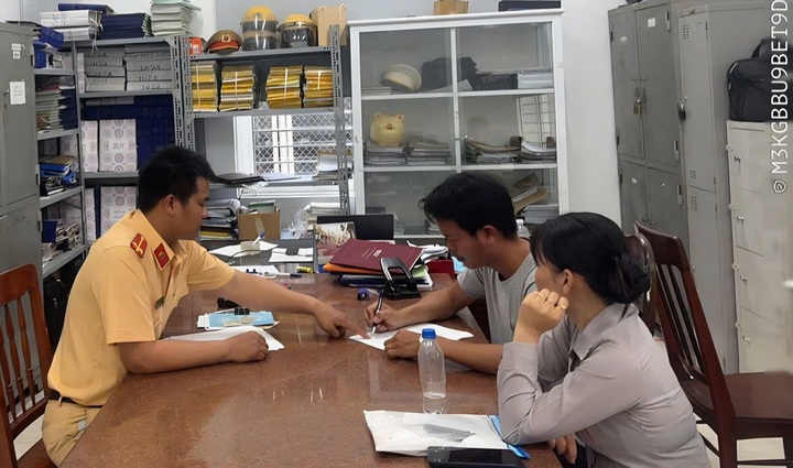 T&agrave;i xế Quảng Ng&atilde;i vượt r&agrave;o chắn đường sắt, bị phạt v&igrave; h&agrave;nh vi liều lĩnh - Ảnh 1.