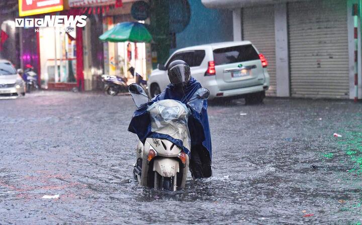 Miền Bắc đ&oacute;n kh&ocirc;ng kh&iacute; lạnh v&agrave; mưa d&ocirc;ng trước kỳ nghỉ lễ 30 / 4 - 1 / 5 - Ảnh 1.