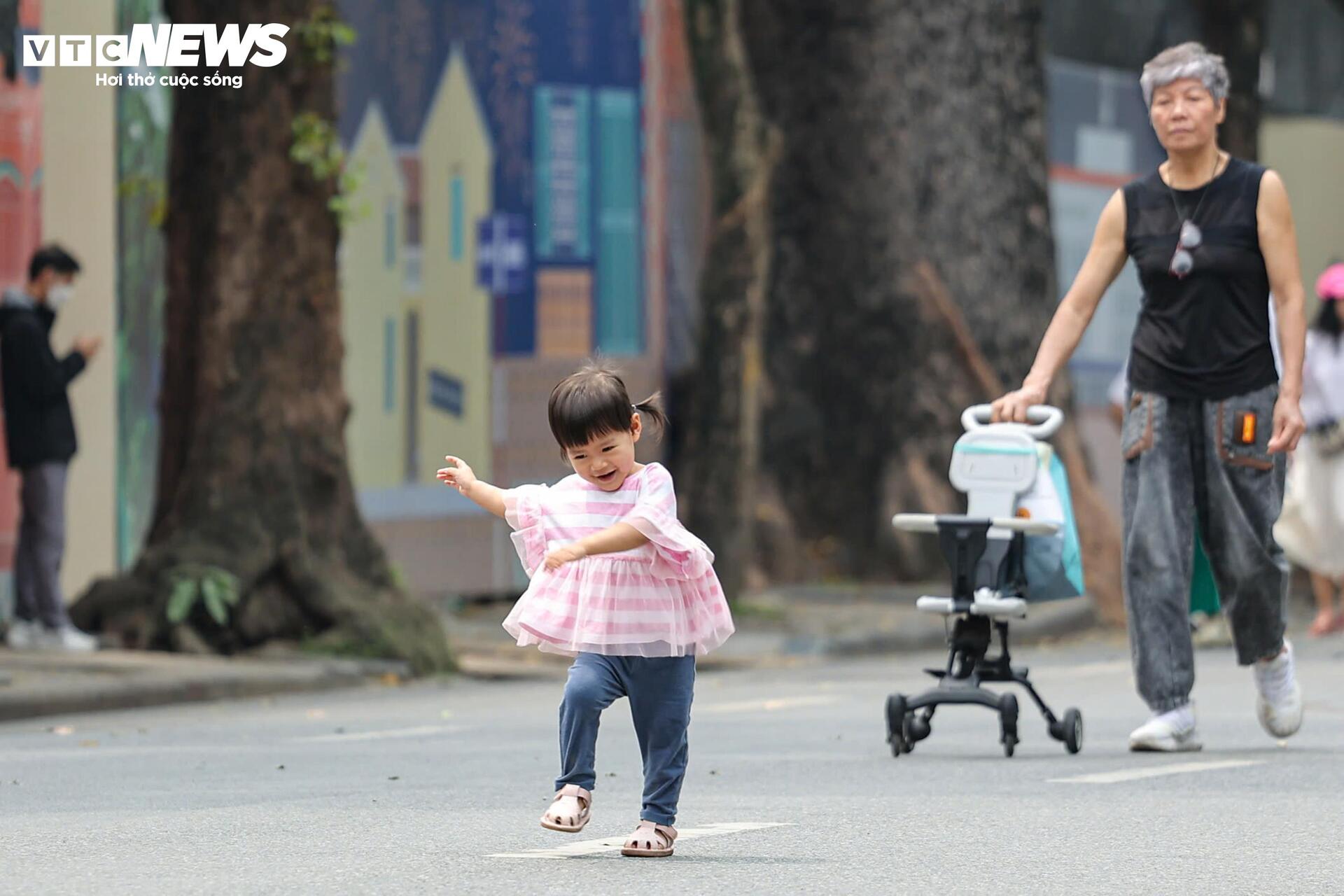 Phố đi bộ Hồ Gươm 2026 sạch b&oacute;ng h&agrave;ng rong , vỉa h&egrave; th&ocirc;ng tho&aacute;ng bất ngờ - Ảnh 10.