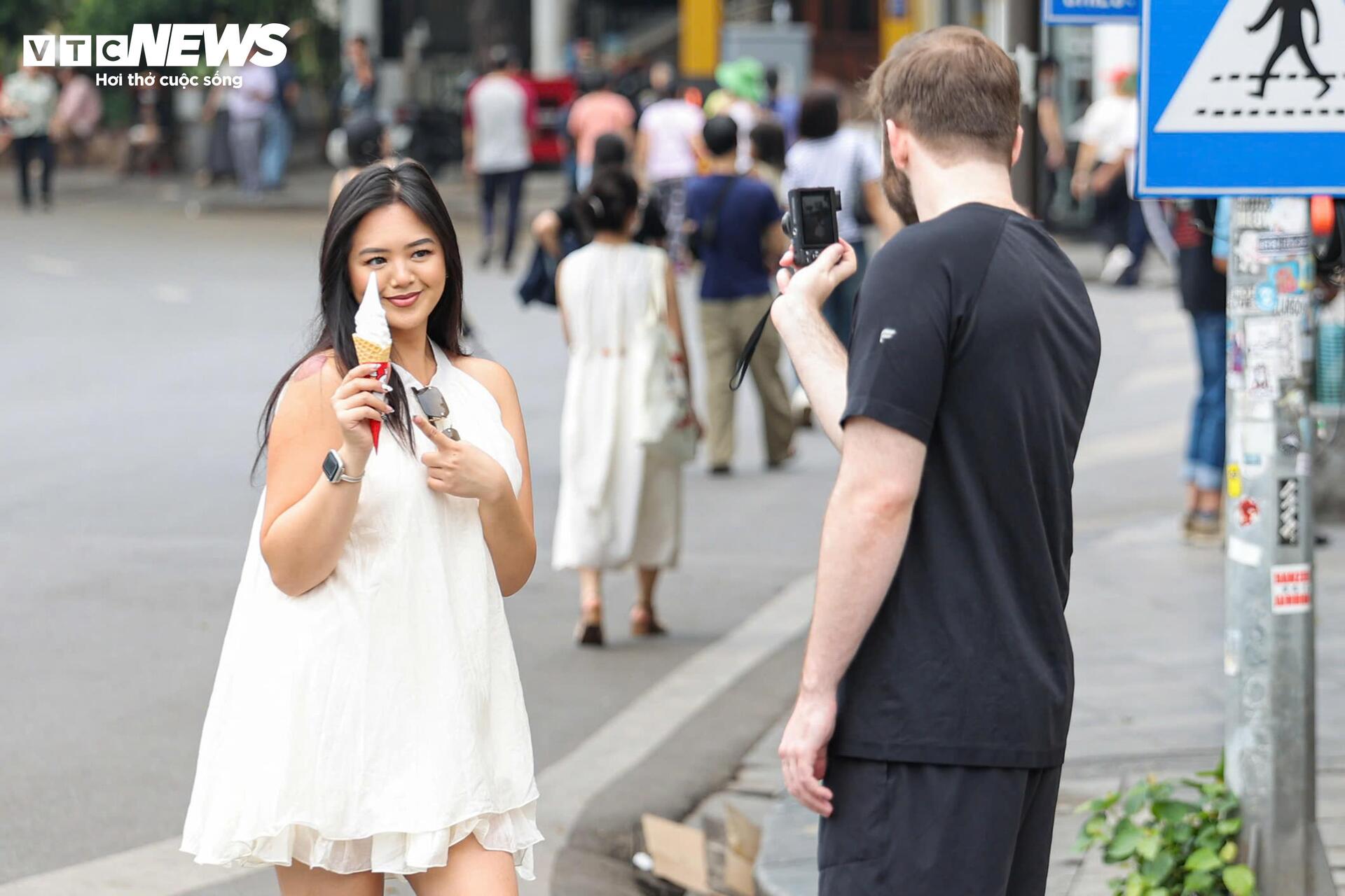 Phố đi bộ Hồ Gươm 2026 sạch b&oacute;ng h&agrave;ng rong , vỉa h&egrave; th&ocirc;ng tho&aacute;ng bất ngờ - Ảnh 11.