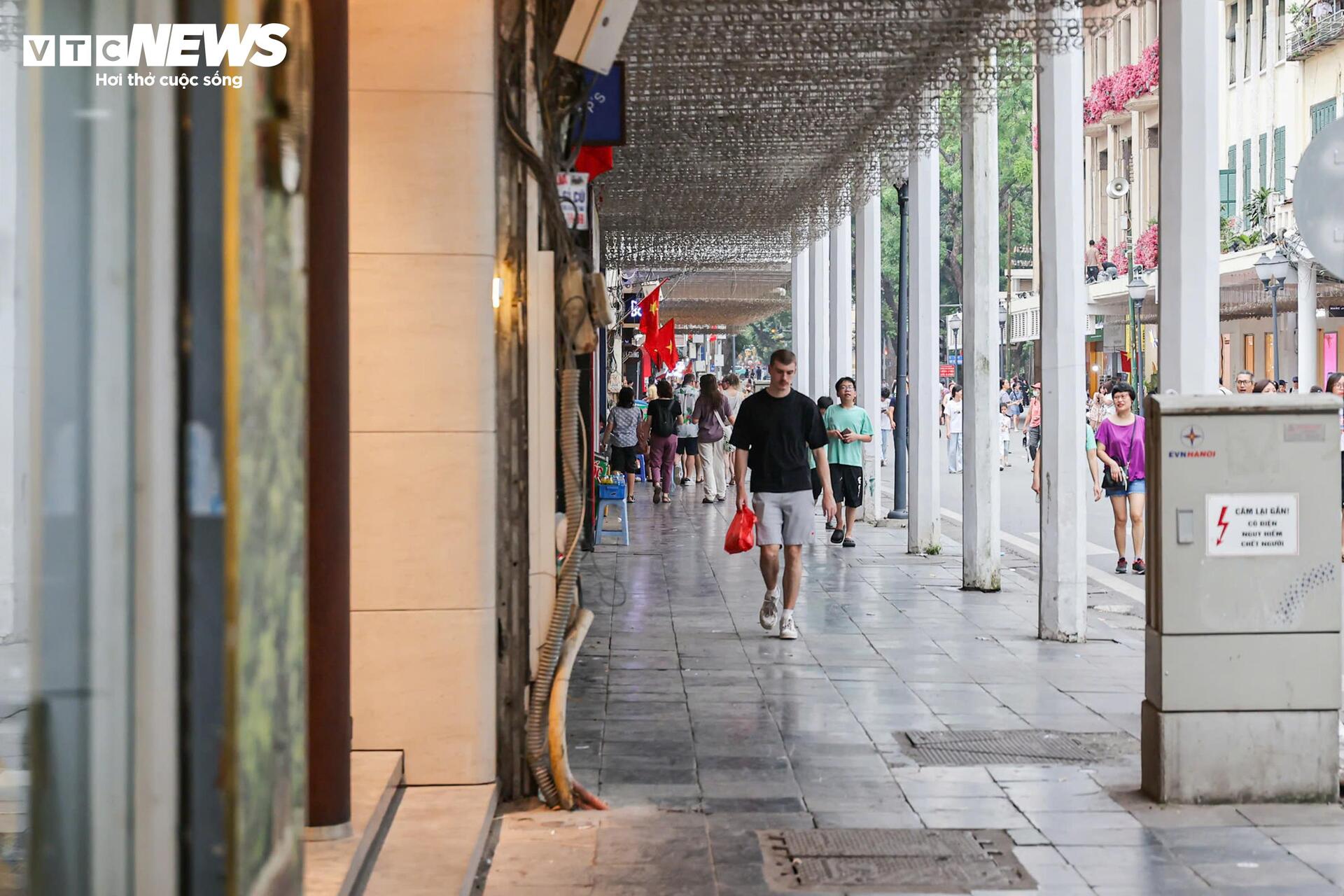 Phố đi bộ Hồ Gươm 2026 sạch b&oacute;ng h&agrave;ng rong , vỉa h&egrave; th&ocirc;ng tho&aacute;ng bất ngờ - Ảnh 12.