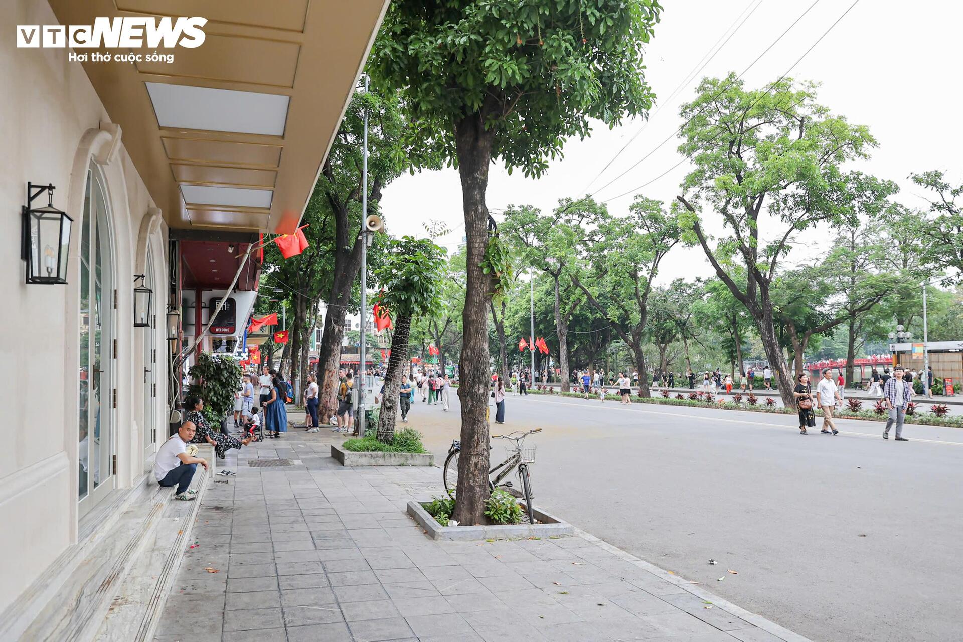 Phố đi bộ Hồ Gươm 2026 sạch b&oacute;ng h&agrave;ng rong , vỉa h&egrave; th&ocirc;ng tho&aacute;ng bất ngờ - Ảnh 15.